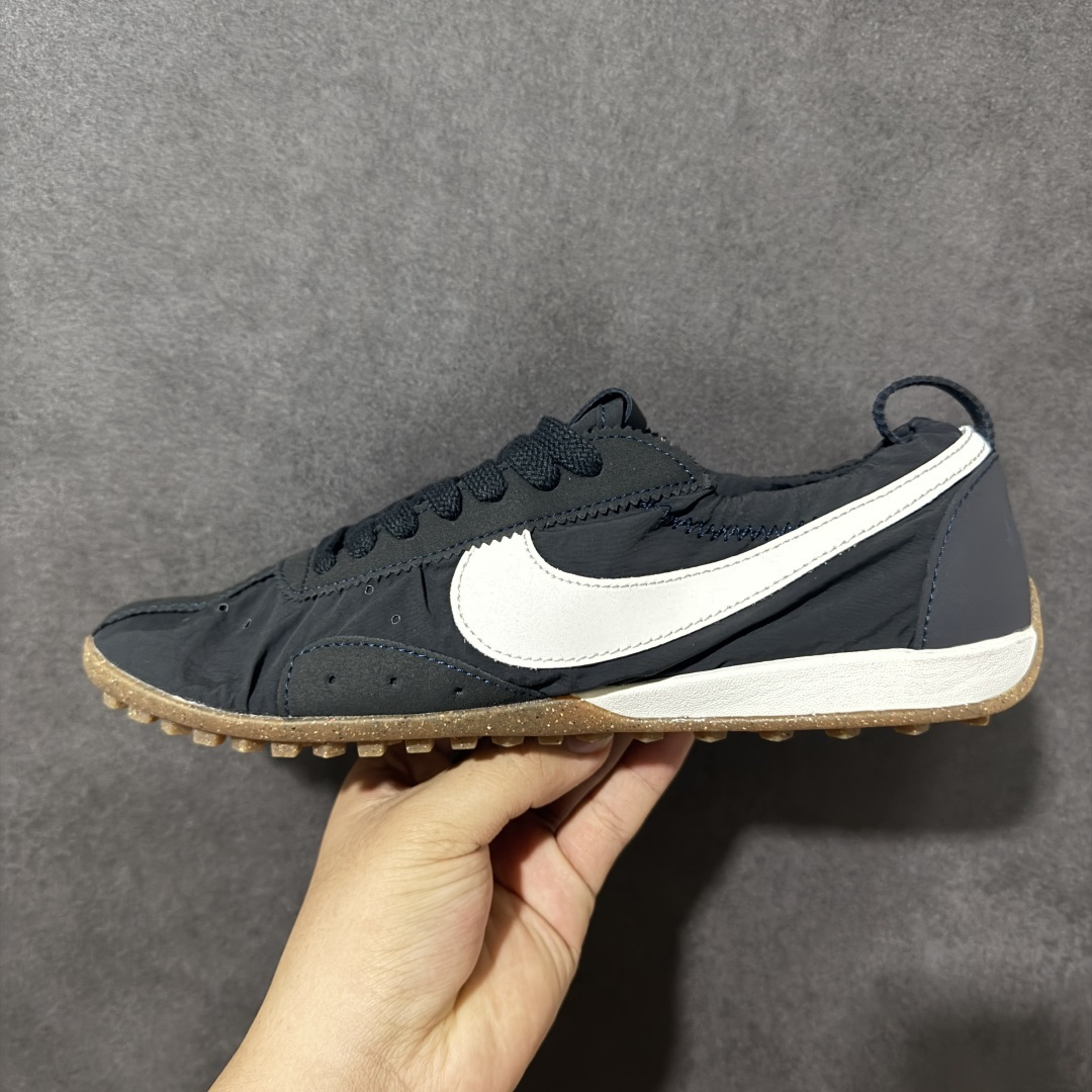 图片[2]-特价【公司级特价】Jacquemus x Nike Jacumoon 舒适 低帮生活休闲鞋 Nike和Jacquemus再度联手 鞋型高度还原了元年版的复古轮廓 细节点上在终于原味的基础上于鞋口处加入了松紧带设计 提升了穿脱的便捷性与贴合度 鞋身两侧是宽大的复古 Swoosh，而鞋舌上则点缀着专属的JACQUEMUS 标记，彰显联名 货号：HV8547-001 尺码：35-46半-选品中心