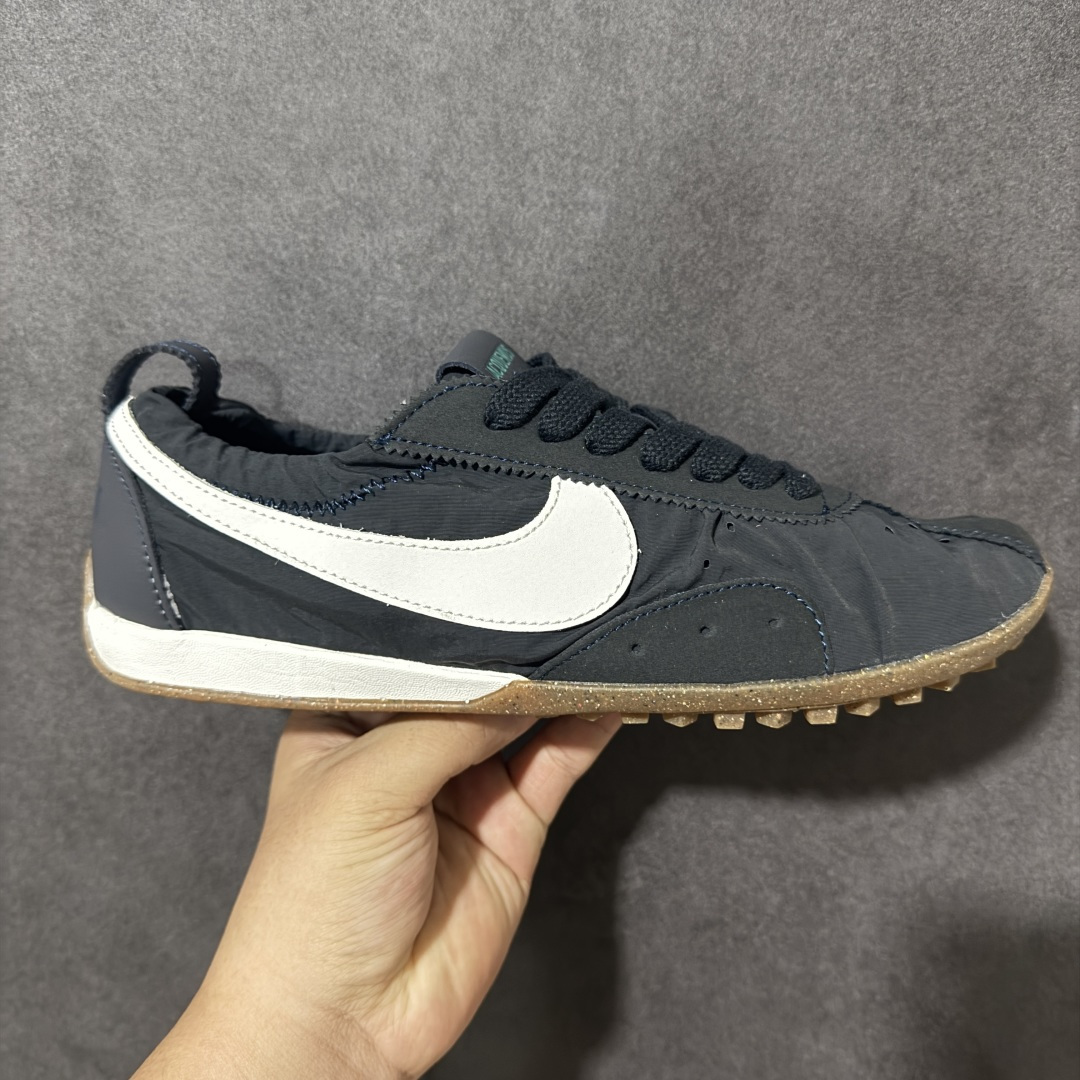 特价【公司级特价】Jacquemus x Nike Jacumoon 舒适 低帮生活休闲鞋 Nike和Jacquemus再度联手 鞋型高度还原了元年版的复古轮廓 细节点上在终于原味的基础上于鞋口处加入了松紧带设计 提升了穿脱的便捷性与贴合度 鞋身两侧是宽大的复古 Swoosh，而鞋舌上则点缀着专属的JACQUEMUS 标记，彰显联名 货号：HV8547-001 尺码：35-46半-选品中心