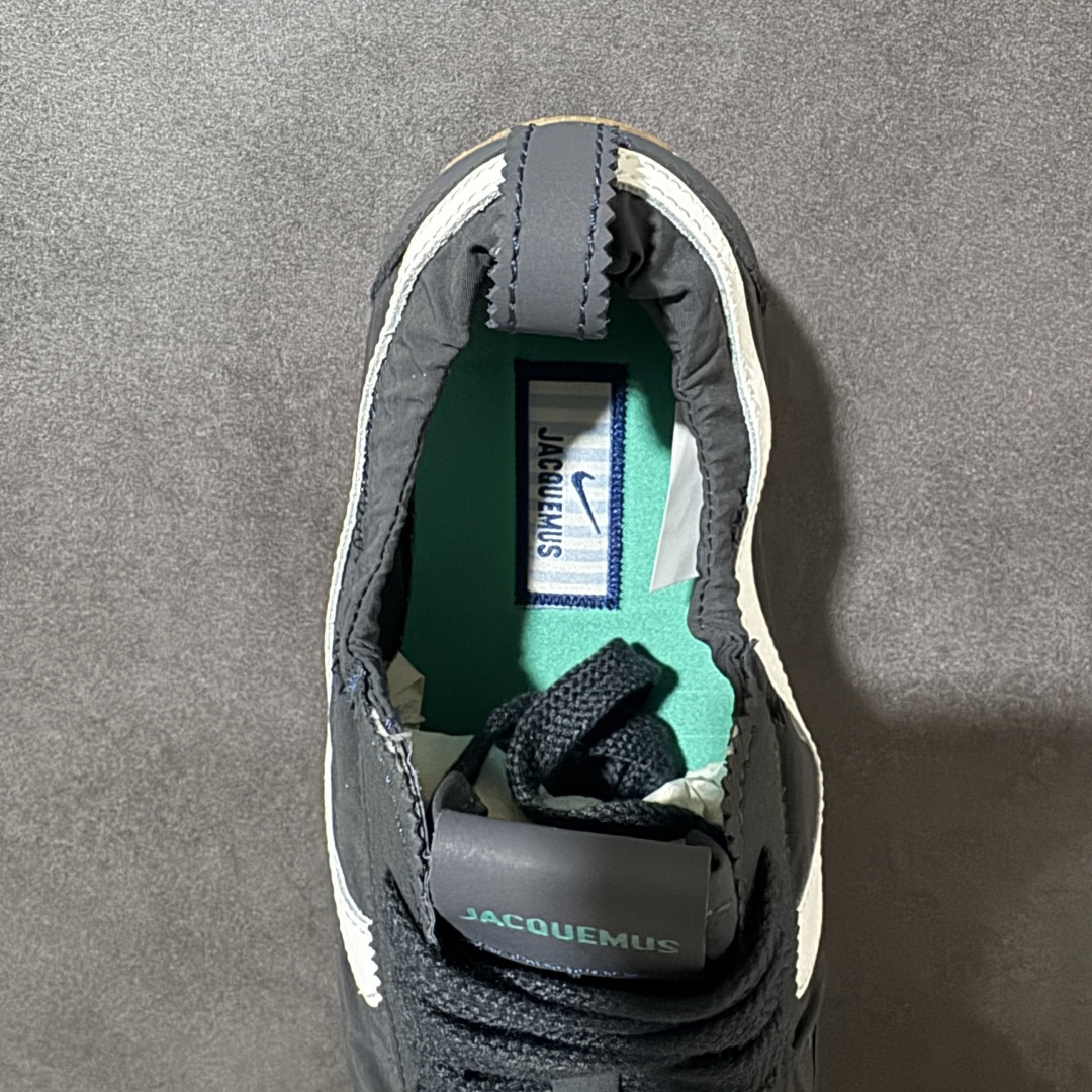 图片[6]-特价【公司级特价】Jacquemus x Nike Jacumoon 舒适 低帮生活休闲鞋 Nike和Jacquemus再度联手 鞋型高度还原了元年版的复古轮廓 细节点上在终于原味的基础上于鞋口处加入了松紧带设计 提升了穿脱的便捷性与贴合度 鞋身两侧是宽大的复古 Swoosh，而鞋舌上则点缀着专属的JACQUEMUS 标记，彰显联名 货号：HV8547-001 尺码：35-46半-选品中心