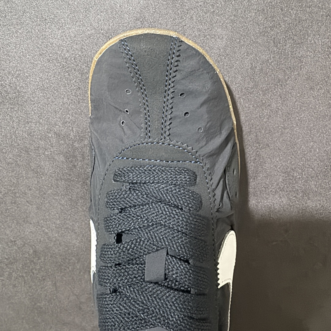 图片[5]-特价【公司级特价】Jacquemus x Nike Jacumoon 舒适 低帮生活休闲鞋 Nike和Jacquemus再度联手 鞋型高度还原了元年版的复古轮廓 细节点上在终于原味的基础上于鞋口处加入了松紧带设计 提升了穿脱的便捷性与贴合度 鞋身两侧是宽大的复古 Swoosh，而鞋舌上则点缀着专属的JACQUEMUS 标记，彰显联名 货号：HV8547-001 尺码：35-46半-选品中心