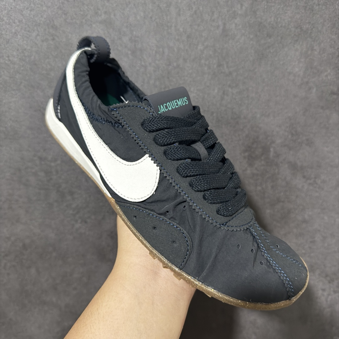 图片[3]-特价【公司级特价】Jacquemus x Nike Jacumoon 舒适 低帮生活休闲鞋 Nike和Jacquemus再度联手 鞋型高度还原了元年版的复古轮廓 细节点上在终于原味的基础上于鞋口处加入了松紧带设计 提升了穿脱的便捷性与贴合度 鞋身两侧是宽大的复古 Swoosh，而鞋舌上则点缀着专属的JACQUEMUS 标记，彰显联名 货号：HV8547-001 尺码：35-46半-选品中心