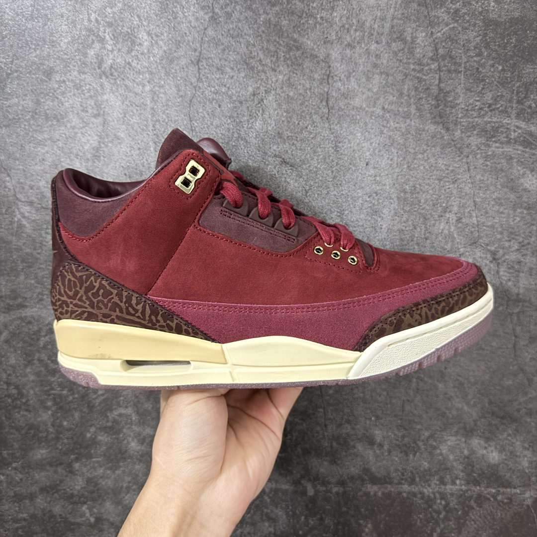 【XP纯原】Jordan Air Jordan 3 OG Premium Bin 23 AJ3复古红酒 鞋面，鞋舌，反口里，全鞋垫均为高级麂皮材质。整鞋皮料用料约为8尺，等同2双乔4皮料用量。 bn\\t对成本46元)，金属鞋带孔，木纹高质感鞋盒无不还原\\t半透RB大底，产自喜马拉雅山雪松木质加金属鞋撑(每\\t 限量奢华属性。 鞋舌标志性蜡封Bin23图案。鞋垫皮料冲裁后雕刻，压高频，再与PU贴合，继而电脑针车。后套由原来的TPU变成皮料，裁完贴胶膜，高频，贴补强再改刀，再雕刻字体。从原鞋到位到样品出货历时3月 鞋舌内里织唛为流水编码，契合原鞋限量编号。中底Coconut Milk涂装，刻意加入氧化泛黄做旧效果，营造复古氛围。后跟Logo回归元年\
