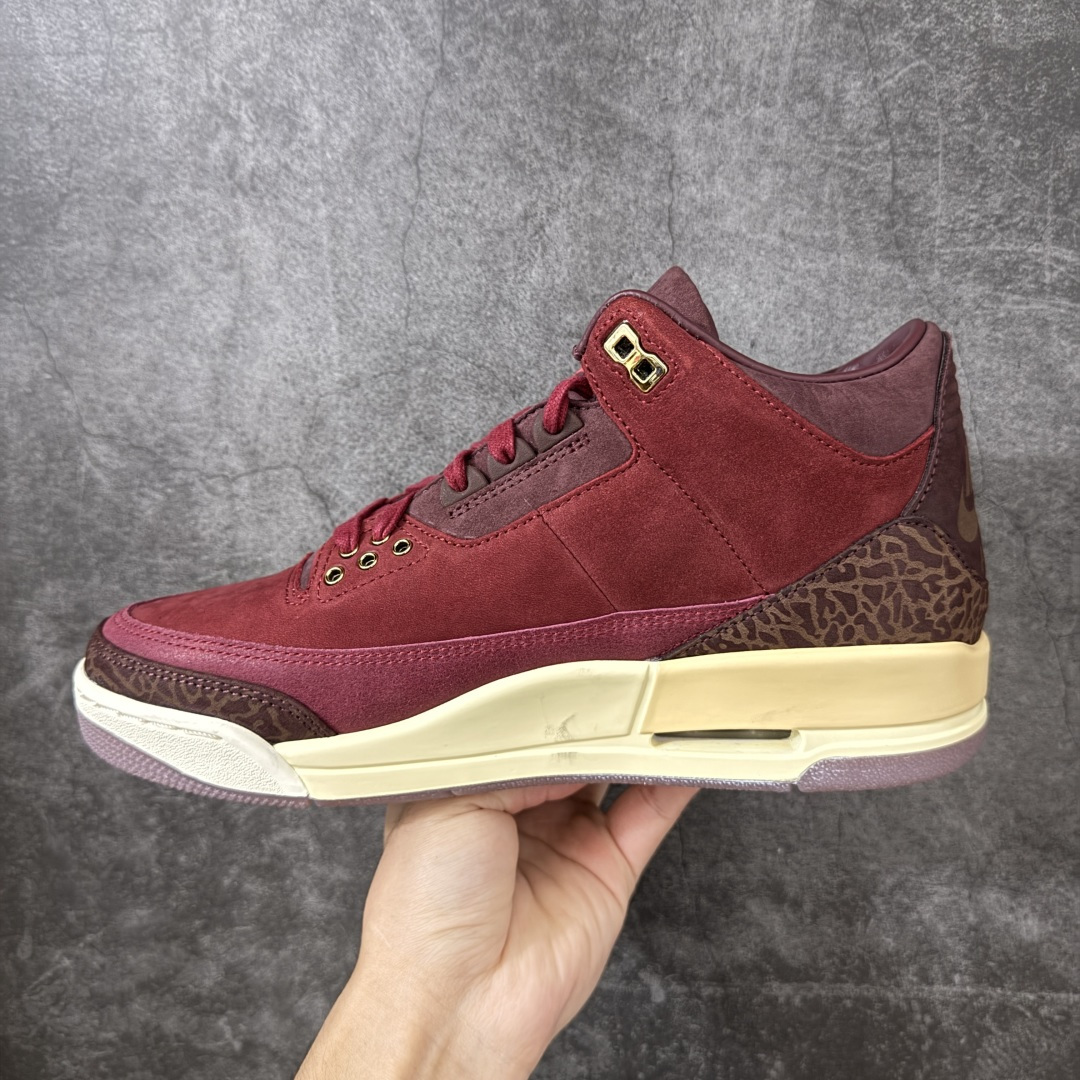 图片[2]-【XP纯原】Jordan Air Jordan 3 OG Premium Bin 23 AJ3复古红酒 鞋面，鞋舌，反口里，全鞋垫均为高级麂皮材质。整鞋皮料用料约为8尺，等同2双乔4皮料用量。 bn\\t对成本46元)，金属鞋带孔，木纹高质感鞋盒无不还原\\t半透RB大底，产自喜马拉雅山雪松木质加金属鞋撑(每\\t 限量奢华属性。 鞋舌标志性蜡封Bin23图案。鞋垫皮料冲裁后雕刻，压高频，再与PU贴合，继而电脑针车。后套由原来的TPU变成皮料，裁完贴胶膜，高频，贴补强再改刀，再雕刻字体。从原鞋到位到样品出货历时3月 鞋舌内里织唛为流水编码，契合原鞋限量编号。中底Coconut Milk涂装，刻意加入氧化泛黄做旧效果，营造复古氛围。后跟Logo回归元年\”Nike Air\”字样，采用平面化、简约化的印压工艺。 尺码：40-48.5（含45.5）-选品中心