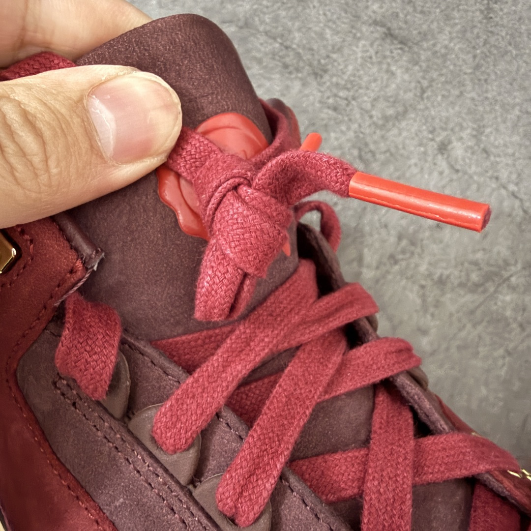 图片[15]-【XP纯原】Jordan Air Jordan 3 OG Premium Bin 23 AJ3复古红酒 鞋面，鞋舌，反口里，全鞋垫均为高级麂皮材质。整鞋皮料用料约为8尺，等同2双乔4皮料用量。 bn\\t对成本46元)，金属鞋带孔，木纹高质感鞋盒无不还原\\t半透RB大底，产自喜马拉雅山雪松木质加金属鞋撑(每\\t 限量奢华属性。 鞋舌标志性蜡封Bin23图案。鞋垫皮料冲裁后雕刻，压高频，再与PU贴合，继而电脑针车。后套由原来的TPU变成皮料，裁完贴胶膜，高频，贴补强再改刀，再雕刻字体。从原鞋到位到样品出货历时3月 鞋舌内里织唛为流水编码，契合原鞋限量编号。中底Coconut Milk涂装，刻意加入氧化泛黄做旧效果，营造复古氛围。后跟Logo回归元年\”Nike Air\”字样，采用平面化、简约化的印压工艺。 尺码：40-48.5（含45.5）-选品中心