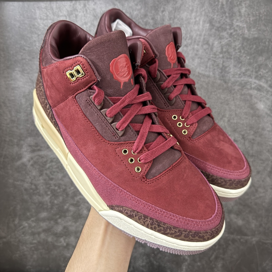 【XP纯原】Jordan Air Jordan 3 OG Premium Bin 23 AJ3复古红酒 鞋面，鞋舌，反口里，全鞋垫均为高级麂皮材质。整鞋皮料用料约为8尺，等同2双乔4皮料用量。 bn\\t对成本46元)，金属鞋带孔，木纹高质感鞋盒无不还原\\t半透RB大底，产自喜马拉雅山雪松木质加金属鞋撑(每\\t 限量奢华属性。 鞋舌标志性蜡封Bin23图案。鞋垫皮料冲裁后雕刻，压高频，再与PU贴合，继而电脑针车。后套由原来的TPU变成皮料，裁完贴胶膜，高频，贴补强再改刀，再雕刻字体。从原鞋到位到样品出货历时3月 鞋舌内里织唛为流水编码，契合原鞋限量编号。中底Coconut Milk涂装，刻意加入氧化泛黄做旧效果，营造复古氛围。后跟Logo回归元年\