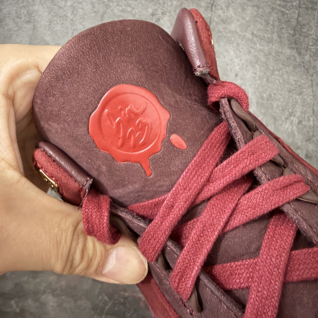 图片[7]-【XP纯原】Jordan Air Jordan 3 OG Premium Bin 23 AJ3复古红酒 鞋面，鞋舌，反口里，全鞋垫均为高级麂皮材质。整鞋皮料用料约为8尺，等同2双乔4皮料用量。 bn\\t对成本46元)，金属鞋带孔，木纹高质感鞋盒无不还原\\t半透RB大底，产自喜马拉雅山雪松木质加金属鞋撑(每\\t 限量奢华属性。 鞋舌标志性蜡封Bin23图案。鞋垫皮料冲裁后雕刻，压高频，再与PU贴合，继而电脑针车。后套由原来的TPU变成皮料，裁完贴胶膜，高频，贴补强再改刀，再雕刻字体。从原鞋到位到样品出货历时3月 鞋舌内里织唛为流水编码，契合原鞋限量编号。中底Coconut Milk涂装，刻意加入氧化泛黄做旧效果，营造复古氛围。后跟Logo回归元年\”Nike Air\”字样，采用平面化、简约化的印压工艺。 尺码：40-48.5（含45.5）-选品中心