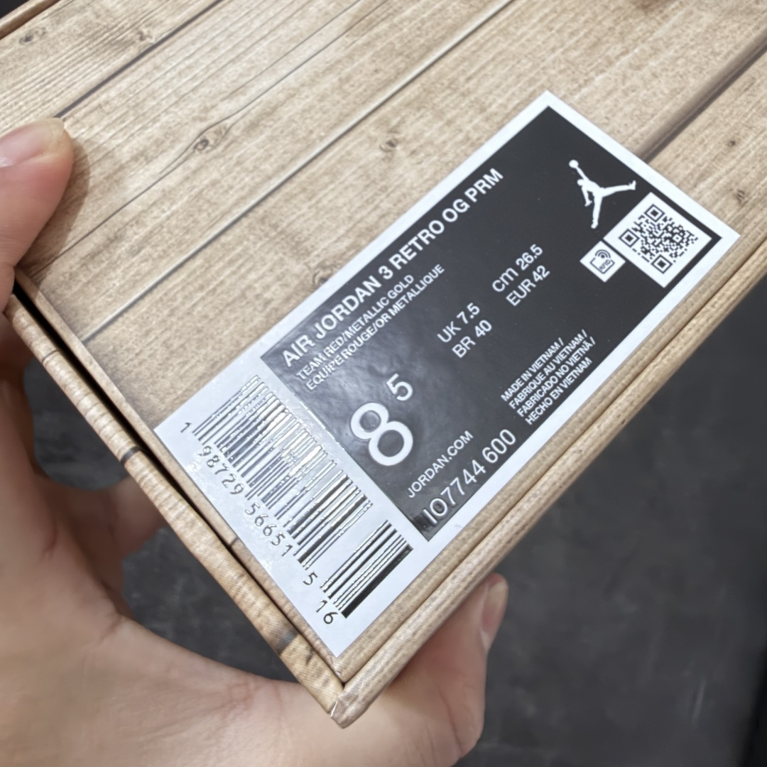 图片[22]-【XP纯原】Jordan Air Jordan 3 OG Premium Bin 23 AJ3复古红酒 鞋面，鞋舌，反口里，全鞋垫均为高级麂皮材质。整鞋皮料用料约为8尺，等同2双乔4皮料用量。 bn\\t对成本46元)，金属鞋带孔，木纹高质感鞋盒无不还原\\t半透RB大底，产自喜马拉雅山雪松木质加金属鞋撑(每\\t 限量奢华属性。 鞋舌标志性蜡封Bin23图案。鞋垫皮料冲裁后雕刻，压高频，再与PU贴合，继而电脑针车。后套由原来的TPU变成皮料，裁完贴胶膜，高频，贴补强再改刀，再雕刻字体。从原鞋到位到样品出货历时3月 鞋舌内里织唛为流水编码，契合原鞋限量编号。中底Coconut Milk涂装，刻意加入氧化泛黄做旧效果，营造复古氛围。后跟Logo回归元年\”Nike Air\”字样，采用平面化、简约化的印压工艺。 尺码：40-48.5（含45.5）-选品中心