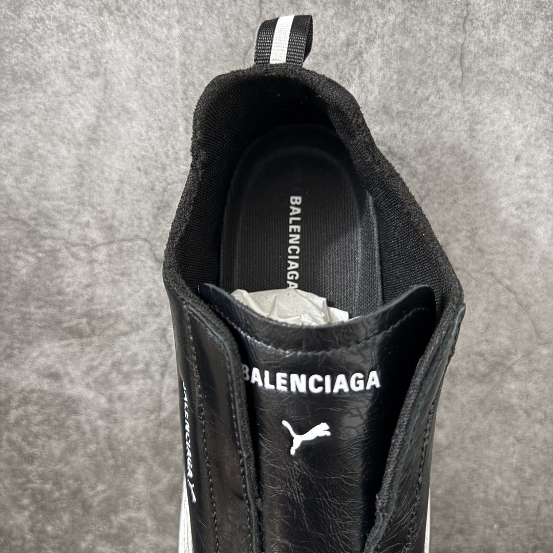 图片[8]-【XA纯原版】巴黎世家联名款Balenciaga The Open Product x Puma Speedcat 极速赛车系列彪马低帮生活休闲鞋 最高纯原版出货 1：1原材料 还原度顶级 原装档案原数据纸版楦型 原厂固色翻毛皮鞋面材质 二次成型\’猛帮\’成型工艺 正确做旧鞋面 全球知名运动品牌PUMA宝马赛车系列，融合了宝马车队的标志性配色，以趣味十足又前卫复古的设计引领潮流，将赛道精神融入街头时尚，开启前卫竞速之旅。自1978年巴伐利亚车队走上世界舞台，宝马赛车就在全球汽车制造和赛车运动领域留下了浓墨重彩的一笔。全新的两款BMW MMS Roma与BMW MMS Speedboat鞋款，均从宝马车型中汲取灵感。以黑或白为底色，融入经典配色，主打前卫复古风。Roma鞋款的鞋侧以复古的流线造型，缀以宝马经典Logo，巧妙吸睛；而Speedcat鞋款以亮眼三色条纹元素缀以舒适鞋面，赋予了独特的个性美学，演绎赛车的无尽能量 尺码 35 36 37 38 39 40 41 42 43 44 45 46 47-选品中心