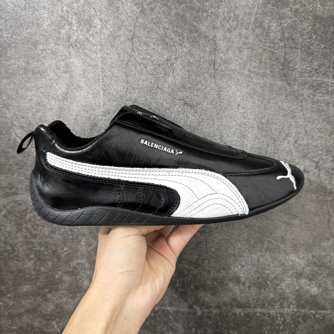 【XA纯原版】巴黎世家联名款Balenciaga The Open Product x Puma Speedcat 极速赛车系列彪马低帮生活休闲鞋 最高纯原版出货 1：1原材料 还原度顶级 原装档案原数据纸版楦型 原厂固色翻毛皮鞋面材质 二次成型\'猛帮\'成型工艺 正确做旧鞋面 全球知名运动品牌PUMA宝马赛车系列，融合了宝马车队的标志性配色，以趣味十足又前卫复古的设计引领潮流，将赛道精神融入街头时尚，开启前卫竞速之旅。自1978年巴伐利亚车队走上世界舞台，宝马赛车就在全球汽车制造和赛车运动领域留下了浓墨重彩的一笔。全新的两款BMW MMS Roma与BMW MMS Speedboat鞋款，均从宝马车型中汲取灵感。以黑或白为底色，融入经典配色，主打前卫复古风。Roma鞋款的鞋侧以复古的流线造型，缀以宝马经典Logo，巧妙吸睛；而Speedcat鞋款以亮眼三色条纹元素缀以舒适鞋面，赋予了独特的个性美学，演绎赛车的无尽能量 尺码 35 36 37 38 39 40 41 42 43 44 45 46 47-选品中心