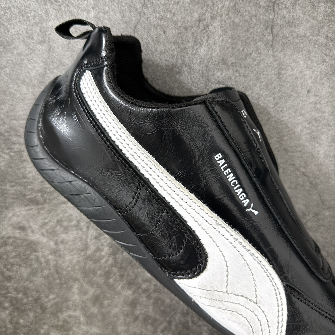 图片[7]-【XA纯原版】巴黎世家联名款Balenciaga The Open Product x Puma Speedcat 极速赛车系列彪马低帮生活休闲鞋 最高纯原版出货 1：1原材料 还原度顶级 原装档案原数据纸版楦型 原厂固色翻毛皮鞋面材质 二次成型\’猛帮\’成型工艺 正确做旧鞋面 全球知名运动品牌PUMA宝马赛车系列，融合了宝马车队的标志性配色，以趣味十足又前卫复古的设计引领潮流，将赛道精神融入街头时尚，开启前卫竞速之旅。自1978年巴伐利亚车队走上世界舞台，宝马赛车就在全球汽车制造和赛车运动领域留下了浓墨重彩的一笔。全新的两款BMW MMS Roma与BMW MMS Speedboat鞋款，均从宝马车型中汲取灵感。以黑或白为底色，融入经典配色，主打前卫复古风。Roma鞋款的鞋侧以复古的流线造型，缀以宝马经典Logo，巧妙吸睛；而Speedcat鞋款以亮眼三色条纹元素缀以舒适鞋面，赋予了独特的个性美学，演绎赛车的无尽能量 尺码 35 36 37 38 39 40 41 42 43 44 45 46 47-选品中心