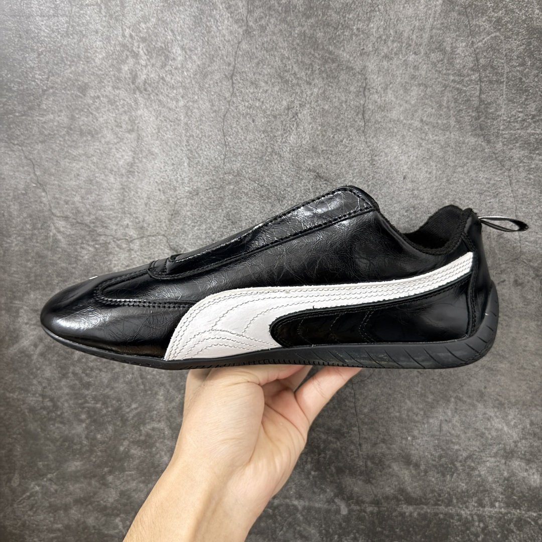 图片[2]-【XA纯原版】巴黎世家联名款Balenciaga The Open Product x Puma Speedcat 极速赛车系列彪马低帮生活休闲鞋 最高纯原版出货 1：1原材料 还原度顶级 原装档案原数据纸版楦型 原厂固色翻毛皮鞋面材质 二次成型\’猛帮\’成型工艺 正确做旧鞋面 全球知名运动品牌PUMA宝马赛车系列，融合了宝马车队的标志性配色，以趣味十足又前卫复古的设计引领潮流，将赛道精神融入街头时尚，开启前卫竞速之旅。自1978年巴伐利亚车队走上世界舞台，宝马赛车就在全球汽车制造和赛车运动领域留下了浓墨重彩的一笔。全新的两款BMW MMS Roma与BMW MMS Speedboat鞋款，均从宝马车型中汲取灵感。以黑或白为底色，融入经典配色，主打前卫复古风。Roma鞋款的鞋侧以复古的流线造型，缀以宝马经典Logo，巧妙吸睛；而Speedcat鞋款以亮眼三色条纹元素缀以舒适鞋面，赋予了独特的个性美学，演绎赛车的无尽能量 尺码 35 36 37 38 39 40 41 42 43 44 45 46 47-选品中心