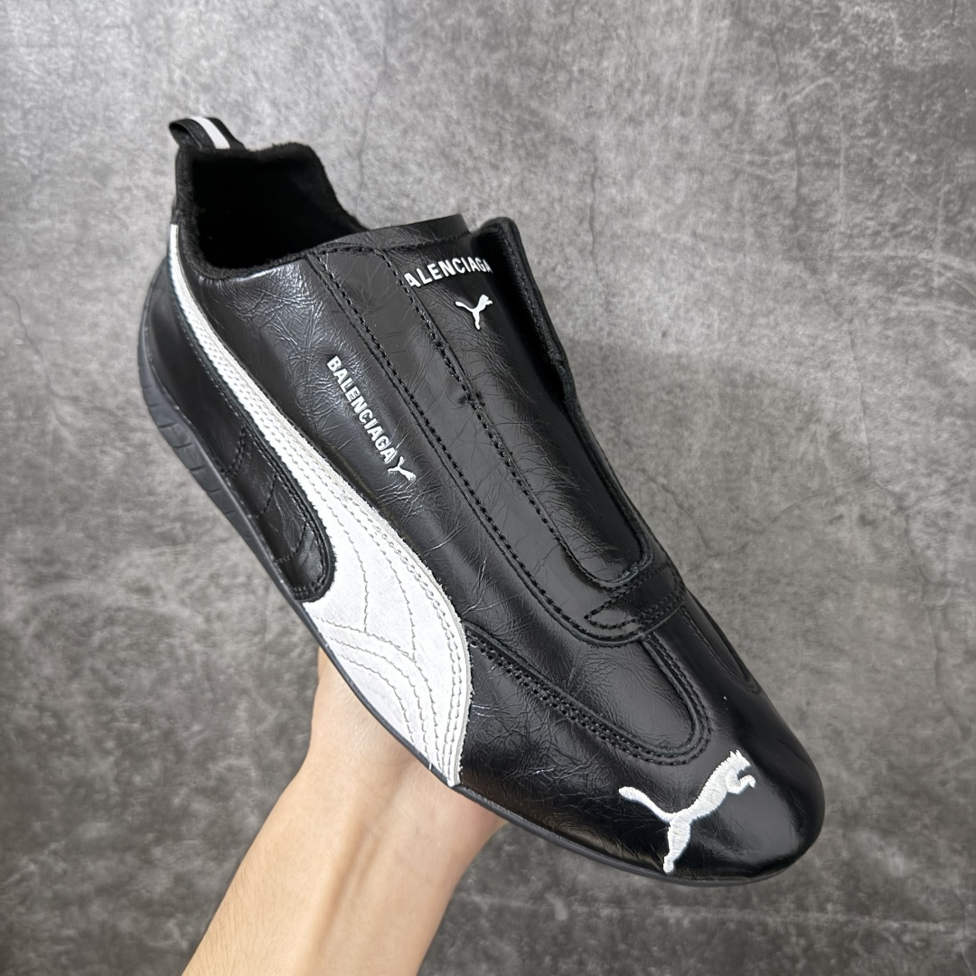 图片[3]-【XA纯原版】巴黎世家联名款Balenciaga The Open Product x Puma Speedcat 极速赛车系列彪马低帮生活休闲鞋 最高纯原版出货 1：1原材料 还原度顶级 原装档案原数据纸版楦型 原厂固色翻毛皮鞋面材质 二次成型\’猛帮\’成型工艺 正确做旧鞋面 全球知名运动品牌PUMA宝马赛车系列，融合了宝马车队的标志性配色，以趣味十足又前卫复古的设计引领潮流，将赛道精神融入街头时尚，开启前卫竞速之旅。自1978年巴伐利亚车队走上世界舞台，宝马赛车就在全球汽车制造和赛车运动领域留下了浓墨重彩的一笔。全新的两款BMW MMS Roma与BMW MMS Speedboat鞋款，均从宝马车型中汲取灵感。以黑或白为底色，融入经典配色，主打前卫复古风。Roma鞋款的鞋侧以复古的流线造型，缀以宝马经典Logo，巧妙吸睛；而Speedcat鞋款以亮眼三色条纹元素缀以舒适鞋面，赋予了独特的个性美学，演绎赛车的无尽能量 尺码 35 36 37 38 39 40 41 42 43 44 45 46 47-选品中心