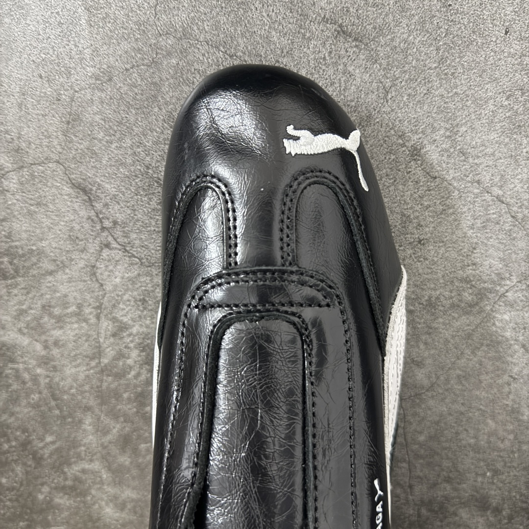 图片[5]-【XA纯原版】巴黎世家联名款Balenciaga The Open Product x Puma Speedcat 极速赛车系列彪马低帮生活休闲鞋 最高纯原版出货 1：1原材料 还原度顶级 原装档案原数据纸版楦型 原厂固色翻毛皮鞋面材质 二次成型\’猛帮\’成型工艺 正确做旧鞋面 全球知名运动品牌PUMA宝马赛车系列，融合了宝马车队的标志性配色，以趣味十足又前卫复古的设计引领潮流，将赛道精神融入街头时尚，开启前卫竞速之旅。自1978年巴伐利亚车队走上世界舞台，宝马赛车就在全球汽车制造和赛车运动领域留下了浓墨重彩的一笔。全新的两款BMW MMS Roma与BMW MMS Speedboat鞋款，均从宝马车型中汲取灵感。以黑或白为底色，融入经典配色，主打前卫复古风。Roma鞋款的鞋侧以复古的流线造型，缀以宝马经典Logo，巧妙吸睛；而Speedcat鞋款以亮眼三色条纹元素缀以舒适鞋面，赋予了独特的个性美学，演绎赛车的无尽能量 尺码 35 36 37 38 39 40 41 42 43 44 45 46 47-选品中心