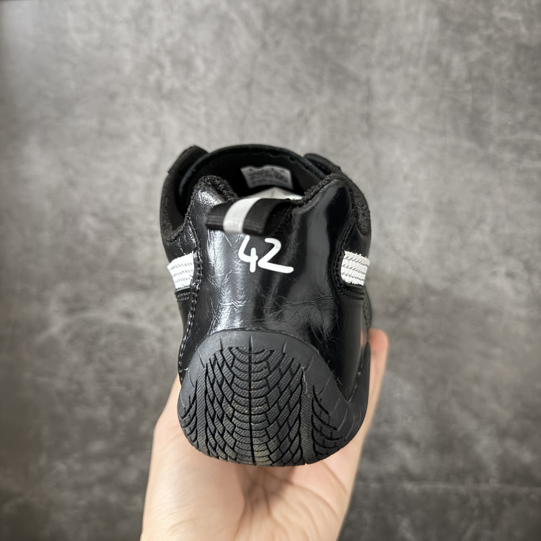 图片[4]-【XA纯原版】巴黎世家联名款Balenciaga The Open Product x Puma Speedcat 极速赛车系列彪马低帮生活休闲鞋 最高纯原版出货 1：1原材料 还原度顶级 原装档案原数据纸版楦型 原厂固色翻毛皮鞋面材质 二次成型\’猛帮\’成型工艺 正确做旧鞋面 全球知名运动品牌PUMA宝马赛车系列，融合了宝马车队的标志性配色，以趣味十足又前卫复古的设计引领潮流，将赛道精神融入街头时尚，开启前卫竞速之旅。自1978年巴伐利亚车队走上世界舞台，宝马赛车就在全球汽车制造和赛车运动领域留下了浓墨重彩的一笔。全新的两款BMW MMS Roma与BMW MMS Speedboat鞋款，均从宝马车型中汲取灵感。以黑或白为底色，融入经典配色，主打前卫复古风。Roma鞋款的鞋侧以复古的流线造型，缀以宝马经典Logo，巧妙吸睛；而Speedcat鞋款以亮眼三色条纹元素缀以舒适鞋面，赋予了独特的个性美学，演绎赛车的无尽能量 尺码 35 36 37 38 39 40 41 42 43 44 45 46 47-选品中心