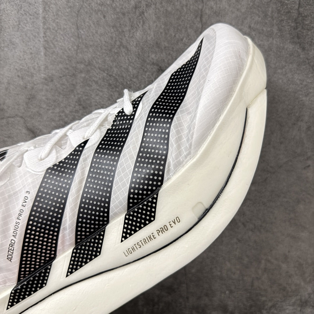 图片[6]-【纯原版】adidas ADIZERO ADIOS PRO EVO 3 破二马拉松专业跑鞋EVO3 货号：KH7678 尺码：39 40 40.5 41 42 42.5 43 44 44.5 45 46 47.5 顶级工艺不解释！硬核专业开发！ adidas ADIZERO ADIOS PRO EVO 3 伦敦马拉松破2冠军款 运动机能风作为伦敦马拉松破2冠军款重生，马拉松赛道、城市路跑和训练场都合适，搭运动短裤+速干T恤就是精英跑者look，跑者公认的“极致轻量化”和能量回馈，中底泡棉让推进力更流畅，四季可穿专业竞速不挑跑法，厚底视觉显高，白黑配色干净。 #原鞋购入开发 1：1原版精密开模 #原厂特供顶级超临界材料配套加持 #确保原汁原味 完美呈现超跑猛兽版型 #原档数据独家私模生物力学支撑结构大底 #无碳板环绕式碳圈设计 推进力暴增四成 #蝉翼级半透明网纱鞋面 透气度高达95% #马牌橡胶大底加持 提供强大的抓地性能 #更适应不同赛道竞速与极限越野场景-选品中心