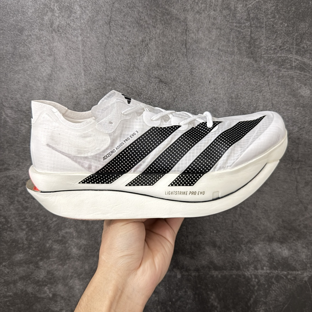 【纯原版】adidas ADIZERO ADIOS PRO EVO 3 破二马拉松专业跑鞋EVO3 货号：KH7678 尺码：39 40 40.5 41 42 42.5 43 44 44.5 45 46 47.5 顶级工艺不解释！硬核专业开发！ adidas ADIZERO ADIOS PRO EVO 3 伦敦马拉松破2冠军款 运动机能风作为伦敦马拉松破2冠军款重生，马拉松赛道、城市路跑和训练场都合适，搭运动短裤+速干T恤就是精英跑者look，跑者公认的“极致轻量化”和能量回馈，中底泡棉让推进力更流畅，四季可穿专业竞速不挑跑法，厚底视觉显高，白黑配色干净。 #原鞋购入开发 1：1原版精密开模 #原厂特供顶级超临界材料配套加持 #确保原汁原味 完美呈现超跑猛兽版型 #原档数据独家私模生物力学支撑结构大底 #无碳板环绕式碳圈设计 推进力暴增四成 #蝉翼级半透明网纱鞋面 透气度高达95% #马牌橡胶大底加持 提供强大的抓地性能 #更适应不同赛道竞速与极限越野场景-选品中心
