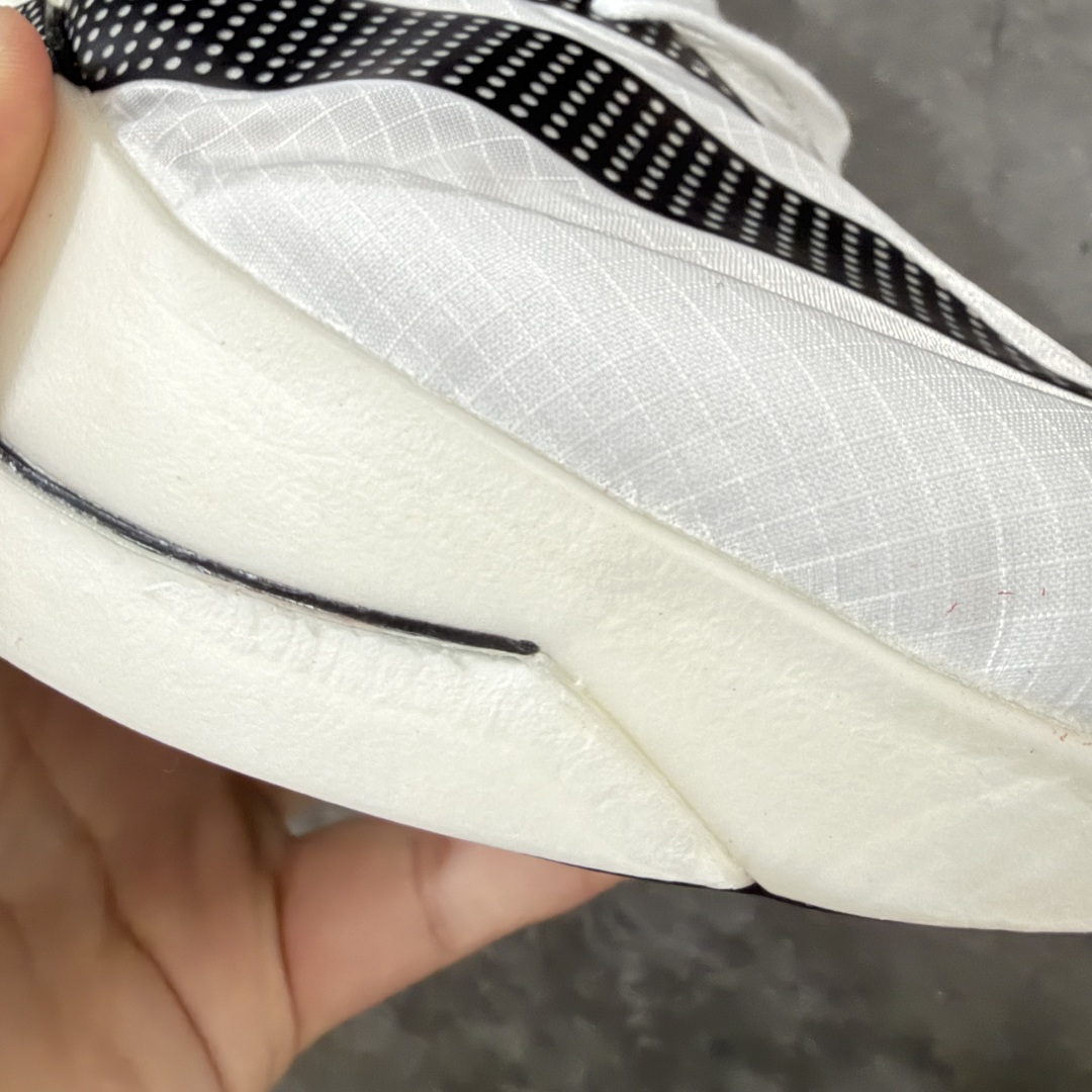 图片[4]-【纯原版】adidas ADIZERO ADIOS PRO EVO 3 破二马拉松专业跑鞋EVO3 货号：KH7678 尺码：39 40 40.5 41 42 42.5 43 44 44.5 45 46 47.5 顶级工艺不解释！硬核专业开发！ adidas ADIZERO ADIOS PRO EVO 3 伦敦马拉松破2冠军款 运动机能风作为伦敦马拉松破2冠军款重生，马拉松赛道、城市路跑和训练场都合适，搭运动短裤+速干T恤就是精英跑者look，跑者公认的“极致轻量化”和能量回馈，中底泡棉让推进力更流畅，四季可穿专业竞速不挑跑法，厚底视觉显高，白黑配色干净。 #原鞋购入开发 1：1原版精密开模 #原厂特供顶级超临界材料配套加持 #确保原汁原味 完美呈现超跑猛兽版型 #原档数据独家私模生物力学支撑结构大底 #无碳板环绕式碳圈设计 推进力暴增四成 #蝉翼级半透明网纱鞋面 透气度高达95% #马牌橡胶大底加持 提供强大的抓地性能 #更适应不同赛道竞速与极限越野场景-选品中心