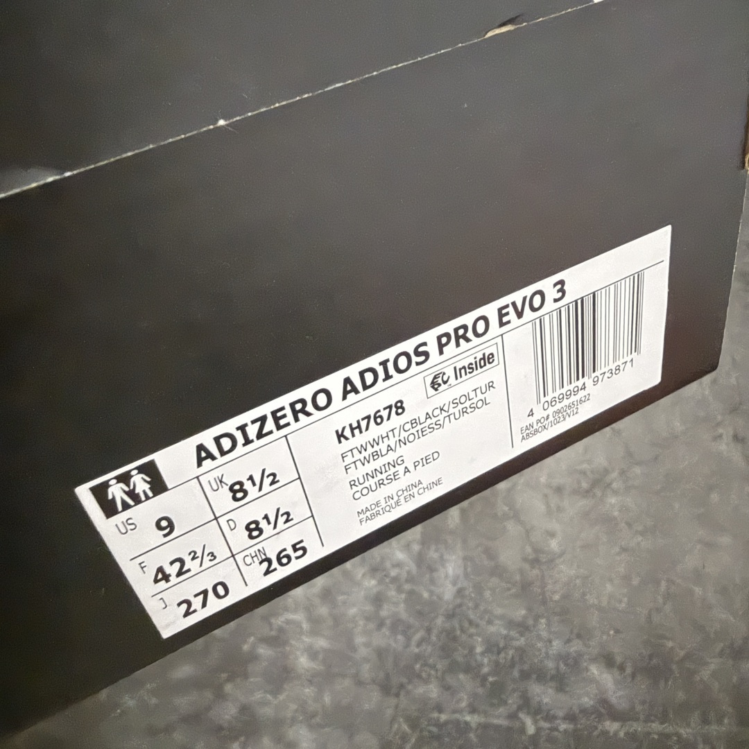 图片[9]-【纯原版】adidas ADIZERO ADIOS PRO EVO 3 破二马拉松专业跑鞋EVO3 货号：KH7678 尺码：39 40 40.5 41 42 42.5 43 44 44.5 45 46 47.5 顶级工艺不解释！硬核专业开发！ adidas ADIZERO ADIOS PRO EVO 3 伦敦马拉松破2冠军款 运动机能风作为伦敦马拉松破2冠军款重生，马拉松赛道、城市路跑和训练场都合适，搭运动短裤+速干T恤就是精英跑者look，跑者公认的“极致轻量化”和能量回馈，中底泡棉让推进力更流畅，四季可穿专业竞速不挑跑法，厚底视觉显高，白黑配色干净。 #原鞋购入开发 1：1原版精密开模 #原厂特供顶级超临界材料配套加持 #确保原汁原味 完美呈现超跑猛兽版型 #原档数据独家私模生物力学支撑结构大底 #无碳板环绕式碳圈设计 推进力暴增四成 #蝉翼级半透明网纱鞋面 透气度高达95% #马牌橡胶大底加持 提供强大的抓地性能 #更适应不同赛道竞速与极限越野场景-选品中心