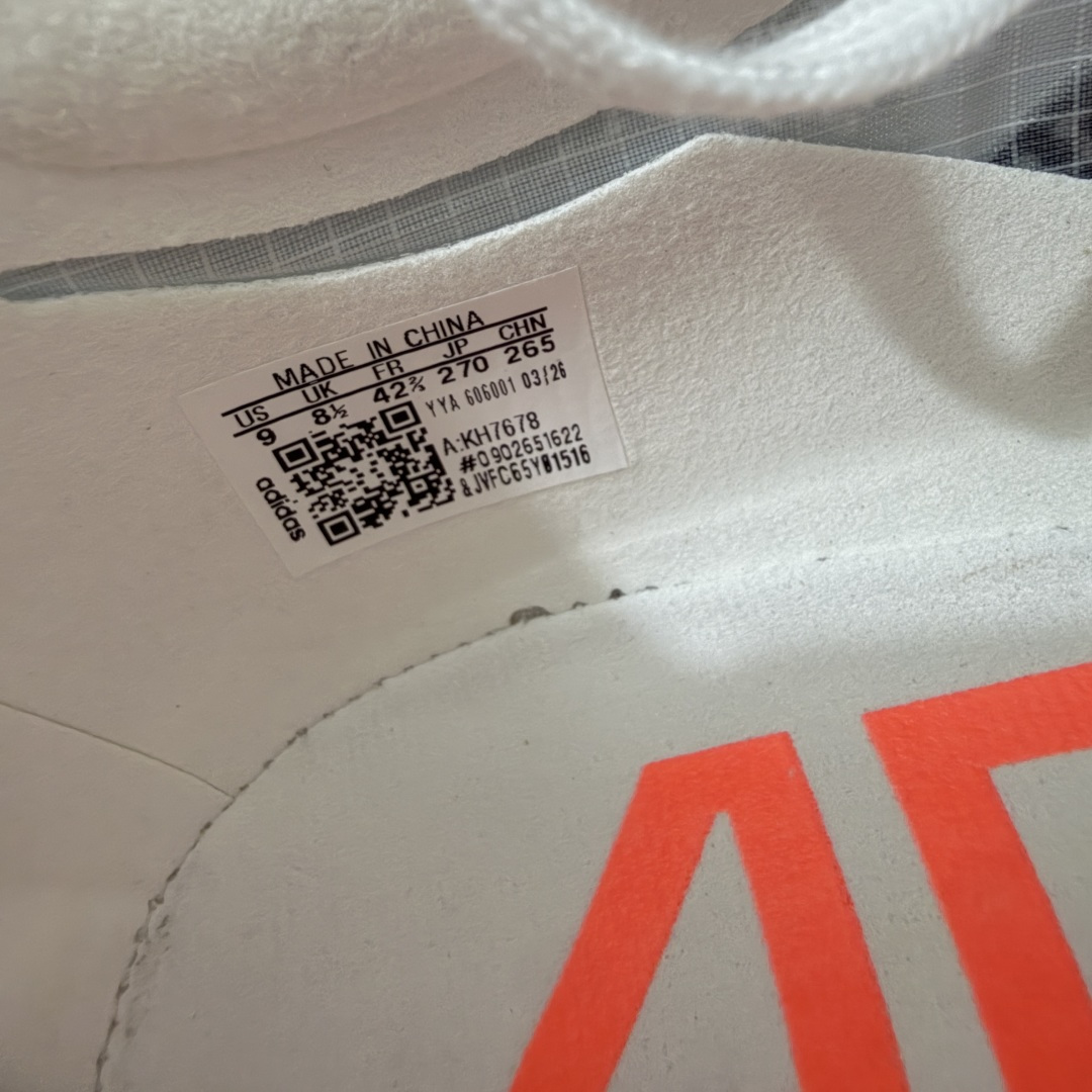 图片[7]-【纯原版】adidas ADIZERO ADIOS PRO EVO 3 破二马拉松专业跑鞋EVO3 货号：KH7678 尺码：39 40 40.5 41 42 42.5 43 44 44.5 45 46 47.5 顶级工艺不解释！硬核专业开发！ adidas ADIZERO ADIOS PRO EVO 3 伦敦马拉松破2冠军款 运动机能风作为伦敦马拉松破2冠军款重生，马拉松赛道、城市路跑和训练场都合适，搭运动短裤+速干T恤就是精英跑者look，跑者公认的“极致轻量化”和能量回馈，中底泡棉让推进力更流畅，四季可穿专业竞速不挑跑法，厚底视觉显高，白黑配色干净。 #原鞋购入开发 1：1原版精密开模 #原厂特供顶级超临界材料配套加持 #确保原汁原味 完美呈现超跑猛兽版型 #原档数据独家私模生物力学支撑结构大底 #无碳板环绕式碳圈设计 推进力暴增四成 #蝉翼级半透明网纱鞋面 透气度高达95% #马牌橡胶大底加持 提供强大的抓地性能 #更适应不同赛道竞速与极限越野场景-选品中心