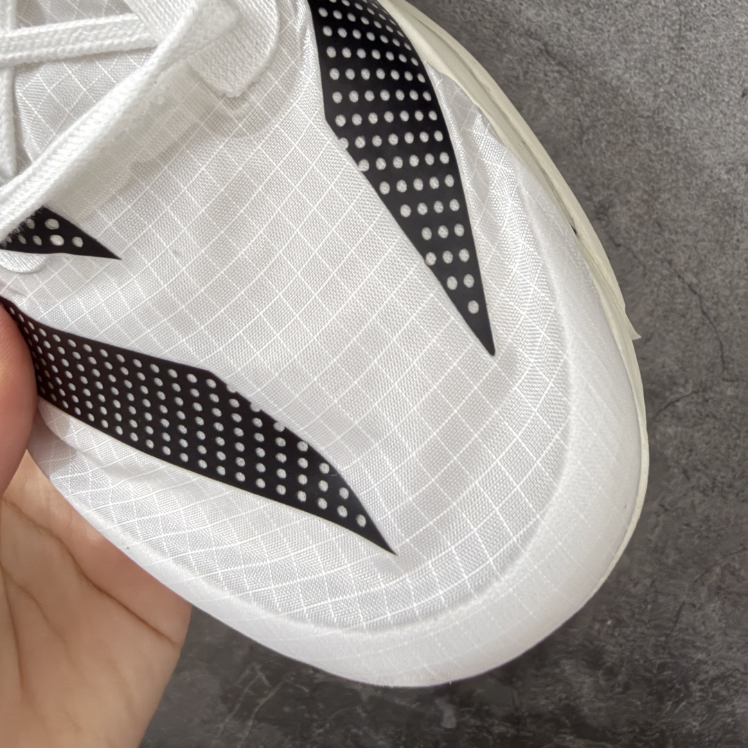 图片[5]-【纯原版】adidas ADIZERO ADIOS PRO EVO 3 破二马拉松专业跑鞋EVO3 货号：KH7678 尺码：39 40 40.5 41 42 42.5 43 44 44.5 45 46 47.5 顶级工艺不解释！硬核专业开发！ adidas ADIZERO ADIOS PRO EVO 3 伦敦马拉松破2冠军款 运动机能风作为伦敦马拉松破2冠军款重生，马拉松赛道、城市路跑和训练场都合适，搭运动短裤+速干T恤就是精英跑者look，跑者公认的“极致轻量化”和能量回馈，中底泡棉让推进力更流畅，四季可穿专业竞速不挑跑法，厚底视觉显高，白黑配色干净。 #原鞋购入开发 1：1原版精密开模 #原厂特供顶级超临界材料配套加持 #确保原汁原味 完美呈现超跑猛兽版型 #原档数据独家私模生物力学支撑结构大底 #无碳板环绕式碳圈设计 推进力暴增四成 #蝉翼级半透明网纱鞋面 透气度高达95% #马牌橡胶大底加持 提供强大的抓地性能 #更适应不同赛道竞速与极限越野场景-选品中心