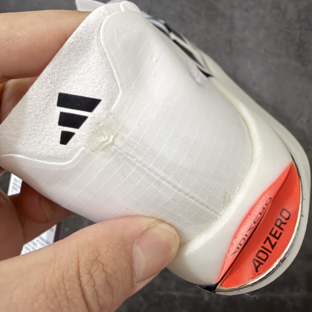 图片[2]-【纯原版】adidas ADIZERO ADIOS PRO EVO 3 破二马拉松专业跑鞋EVO3 货号：KH7678 尺码：39 40 40.5 41 42 42.5 43 44 44.5 45 46 47.5 顶级工艺不解释！硬核专业开发！ adidas ADIZERO ADIOS PRO EVO 3 伦敦马拉松破2冠军款 运动机能风作为伦敦马拉松破2冠军款重生，马拉松赛道、城市路跑和训练场都合适，搭运动短裤+速干T恤就是精英跑者look，跑者公认的“极致轻量化”和能量回馈，中底泡棉让推进力更流畅，四季可穿专业竞速不挑跑法，厚底视觉显高，白黑配色干净。 #原鞋购入开发 1：1原版精密开模 #原厂特供顶级超临界材料配套加持 #确保原汁原味 完美呈现超跑猛兽版型 #原档数据独家私模生物力学支撑结构大底 #无碳板环绕式碳圈设计 推进力暴增四成 #蝉翼级半透明网纱鞋面 透气度高达95% #马牌橡胶大底加持 提供强大的抓地性能 #更适应不同赛道竞速与极限越野场景-选品中心