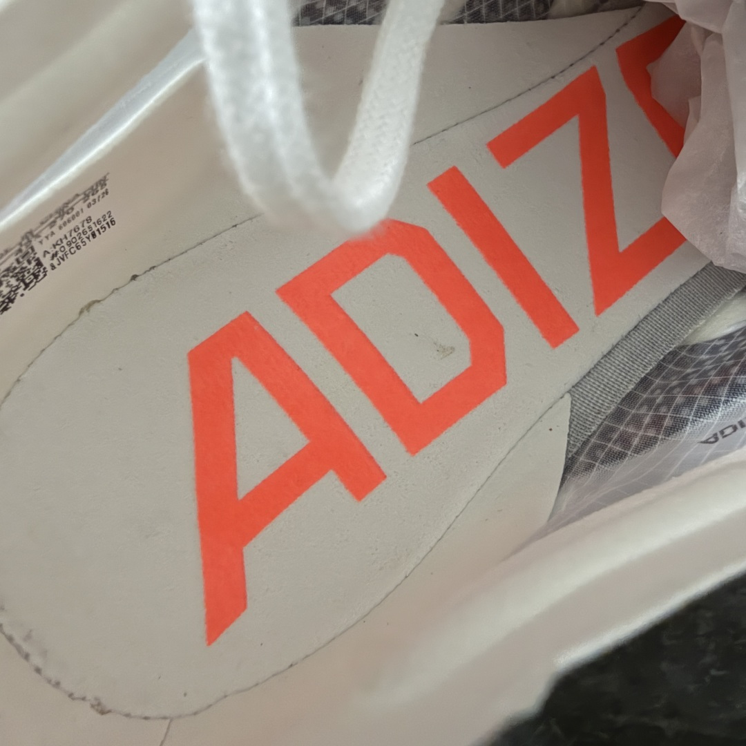 图片[8]-【纯原版】adidas ADIZERO ADIOS PRO EVO 3 破二马拉松专业跑鞋EVO3 货号：KH7678 尺码：39 40 40.5 41 42 42.5 43 44 44.5 45 46 47.5 顶级工艺不解释！硬核专业开发！ adidas ADIZERO ADIOS PRO EVO 3 伦敦马拉松破2冠军款 运动机能风作为伦敦马拉松破2冠军款重生，马拉松赛道、城市路跑和训练场都合适，搭运动短裤+速干T恤就是精英跑者look，跑者公认的“极致轻量化”和能量回馈，中底泡棉让推进力更流畅，四季可穿专业竞速不挑跑法，厚底视觉显高，白黑配色干净。 #原鞋购入开发 1：1原版精密开模 #原厂特供顶级超临界材料配套加持 #确保原汁原味 完美呈现超跑猛兽版型 #原档数据独家私模生物力学支撑结构大底 #无碳板环绕式碳圈设计 推进力暴增四成 #蝉翼级半透明网纱鞋面 透气度高达95% #马牌橡胶大底加持 提供强大的抓地性能 #更适应不同赛道竞速与极限越野场景-选品中心