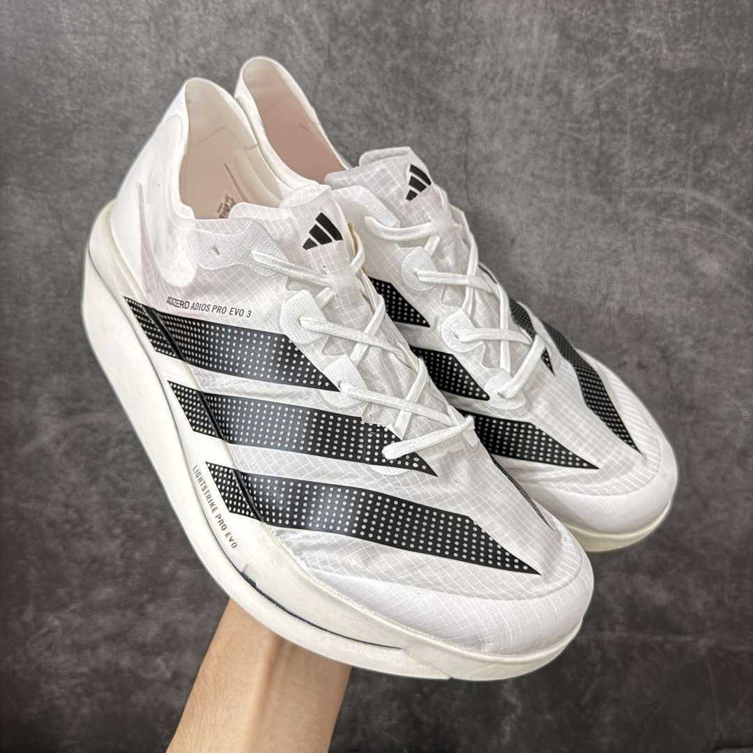 【纯原版】adidas ADIZERO ADIOS PRO EVO 3 破二马拉松专业跑鞋EVO3 货号：KH7678 尺码：39 40 40.5 41 42 42.5 43 44 44.5 45 46 47.5 顶级工艺不解释！硬核专业开发！ adidas ADIZERO ADIOS PRO EVO 3 伦敦马拉松破2冠军款 运动机能风作为伦敦马拉松破2冠军款重生，马拉松赛道、城市路跑和训练场都合适，搭运动短裤+速干T恤就是精英跑者look，跑者公认的“极致轻量化”和能量回馈，中底泡棉让推进力更流畅，四季可穿专业竞速不挑跑法，厚底视觉显高，白黑配色干净。 #原鞋购入开发 1：1原版精密开模 #原厂特供顶级超临界材料配套加持 #确保原汁原味 完美呈现超跑猛兽版型 #原档数据独家私模生物力学支撑结构大底 #无碳板环绕式碳圈设计 推进力暴增四成 #蝉翼级半透明网纱鞋面 透气度高达95% #马牌橡胶大底加持 提供强大的抓地性能 #更适应不同赛道竞速与极限越野场景-选品中心