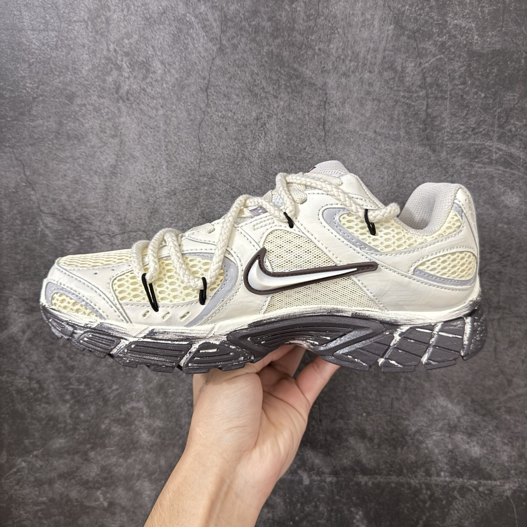 图片[2]-【手绘定制版】Nike V5 RNR 手工绘制恶作剧涂鸦 复古做旧 解构绑带 舒适百搭防滑耐磨 低帮跑步鞋 此款为人工手绘定制图案 原版基于Nike RNR 修改款 加以创意定制 完美品质做工 个性十足 原厂原档案数据开发 原盒包装 舒适有型适合日常穿着 该鞋款延续千禧年经典设计搭载泡绵中底厚实而轻盈 匠心细节巧搭立体耐克勾标志焕新演绎复古跑鞋 货号：HQ7901-102 尺码：36-45-选品中心