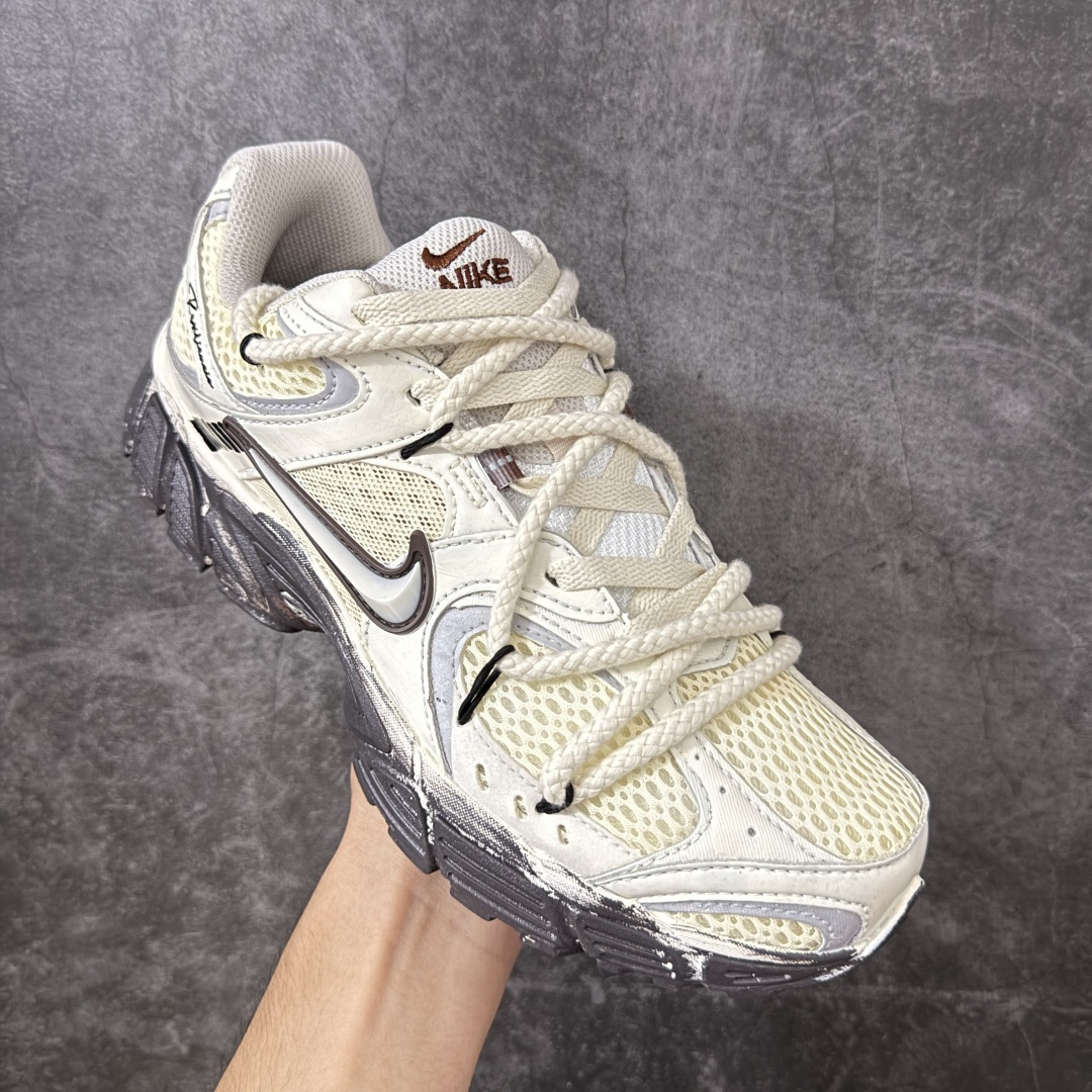 图片[3]-【手绘定制版】Nike V5 RNR 手工绘制恶作剧涂鸦 复古做旧 解构绑带 舒适百搭防滑耐磨 低帮跑步鞋 此款为人工手绘定制图案 原版基于Nike RNR 修改款 加以创意定制 完美品质做工 个性十足 原厂原档案数据开发 原盒包装 舒适有型适合日常穿着 该鞋款延续千禧年经典设计搭载泡绵中底厚实而轻盈 匠心细节巧搭立体耐克勾标志焕新演绎复古跑鞋 货号：HQ7901-102 尺码：36-45-选品中心