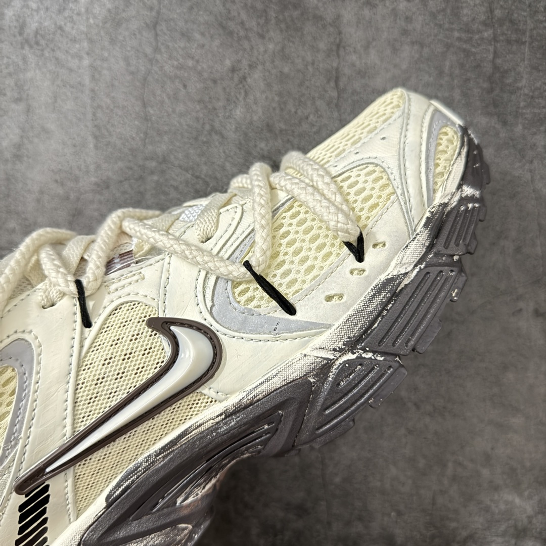 图片[6]-【手绘定制版】Nike V5 RNR 手工绘制恶作剧涂鸦 复古做旧 解构绑带 舒适百搭防滑耐磨 低帮跑步鞋 此款为人工手绘定制图案 原版基于Nike RNR 修改款 加以创意定制 完美品质做工 个性十足 原厂原档案数据开发 原盒包装 舒适有型适合日常穿着 该鞋款延续千禧年经典设计搭载泡绵中底厚实而轻盈 匠心细节巧搭立体耐克勾标志焕新演绎复古跑鞋 货号：HQ7901-102 尺码：36-45-选品中心