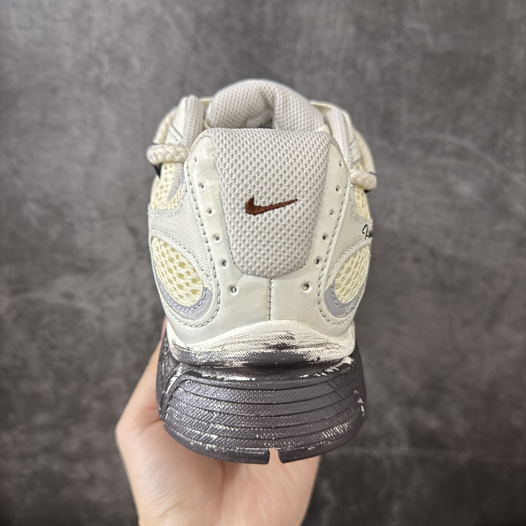 图片[4]-【手绘定制版】Nike V5 RNR 手工绘制恶作剧涂鸦 复古做旧 解构绑带 舒适百搭防滑耐磨 低帮跑步鞋 此款为人工手绘定制图案 原版基于Nike RNR 修改款 加以创意定制 完美品质做工 个性十足 原厂原档案数据开发 原盒包装 舒适有型适合日常穿着 该鞋款延续千禧年经典设计搭载泡绵中底厚实而轻盈 匠心细节巧搭立体耐克勾标志焕新演绎复古跑鞋 货号：HQ7901-102 尺码：36-45-选品中心