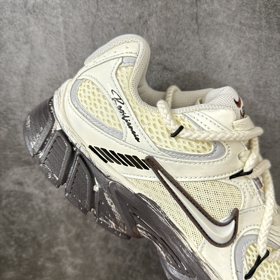 图片[7]-【手绘定制版】Nike V5 RNR 手工绘制恶作剧涂鸦 复古做旧 解构绑带 舒适百搭防滑耐磨 低帮跑步鞋 此款为人工手绘定制图案 原版基于Nike RNR 修改款 加以创意定制 完美品质做工 个性十足 原厂原档案数据开发 原盒包装 舒适有型适合日常穿着 该鞋款延续千禧年经典设计搭载泡绵中底厚实而轻盈 匠心细节巧搭立体耐克勾标志焕新演绎复古跑鞋 货号：HQ7901-102 尺码：36-45-选品中心