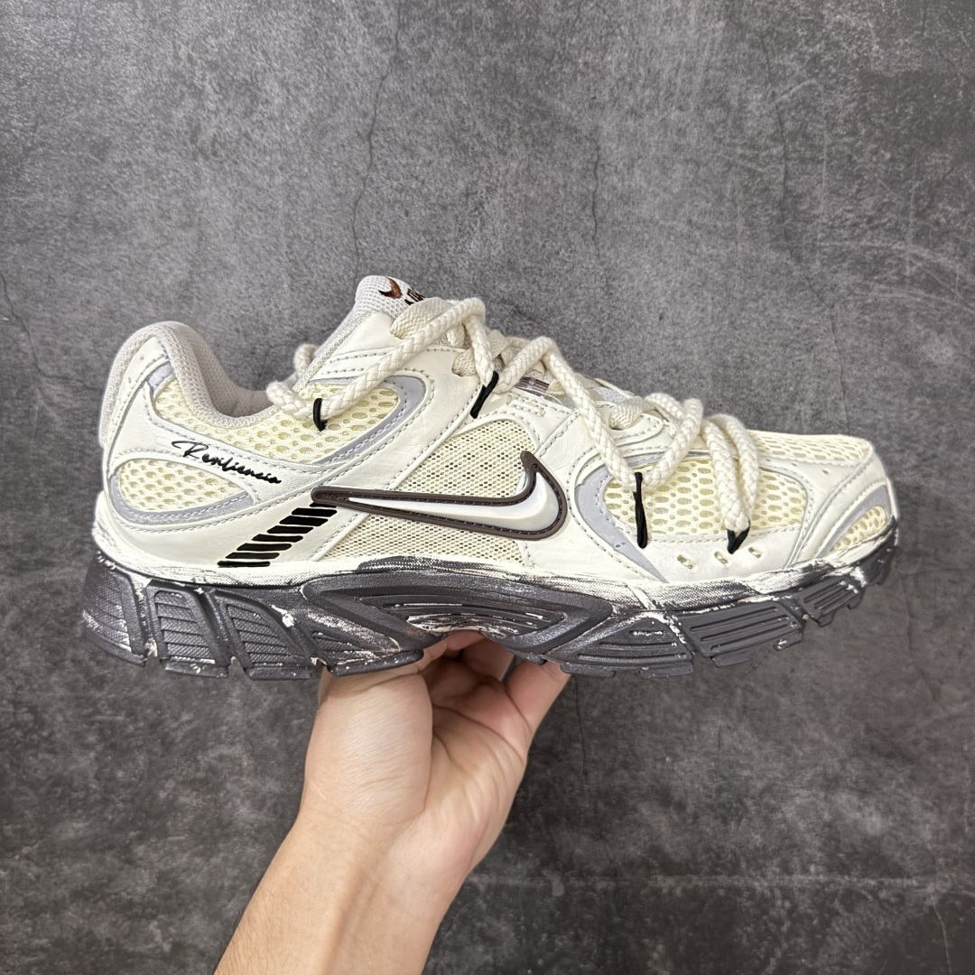 【手绘定制版】Nike V5 RNR 手工绘制恶作剧涂鸦 复古做旧 解构绑带 舒适百搭防滑耐磨 低帮跑步鞋 此款为人工手绘定制图案 原版基于Nike RNR 修改款 加以创意定制 完美品质做工 个性十足 原厂原档案数据开发 原盒包装 舒适有型适合日常穿着 该鞋款延续千禧年经典设计搭载泡绵中底厚实而轻盈 匠心细节巧搭立体耐克勾标志焕新演绎复古跑鞋 货号：HQ7901-102 尺码：36-45-选品中心
