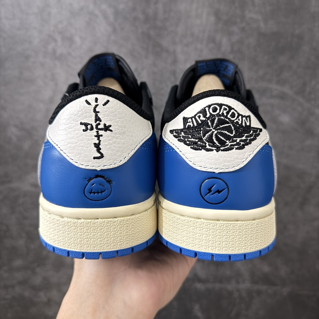 图片[4]-【纯原KZ版】Travis Scott x Air Jordan AJ1 Low OG SP TS联名倒钩低帮 黑蓝倒钩定制款 DM7866-118 知名大厂出品 纯原高版本 产品品控稳定性领先行业 各方面均可对飙市面通货版 SZ原厂全套原楦原纸板冲刀磨具开发 原厂皮料加持 原厂港宝加持定型后跟R度完美 同源原厂电绣 鬼脸飞翼针数密度立体效果一致 百分百一致原鞋 原厂拉帮工艺 针距密度一致 后跟弧度收口自然不对折 极致一眼正品既视感 进口玻璃冲刀皮料裁剪零毛边 全鞋电脑针车工艺 品控清洁度最高QC检验标准 免检产品 原厂订购鞋盒、鞋标、防尘纸、鞋撑、鞋带 追求极致的原厂味道！ 尺码：36-47.5-选品中心