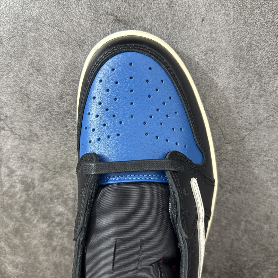 图片[5]-【纯原KZ版】Travis Scott x Air Jordan AJ1 Low OG SP TS联名倒钩低帮 黑蓝倒钩定制款 DM7866-118 知名大厂出品 纯原高版本 产品品控稳定性领先行业 各方面均可对飙市面通货版 SZ原厂全套原楦原纸板冲刀磨具开发 原厂皮料加持 原厂港宝加持定型后跟R度完美 同源原厂电绣 鬼脸飞翼针数密度立体效果一致 百分百一致原鞋 原厂拉帮工艺 针距密度一致 后跟弧度收口自然不对折 极致一眼正品既视感 进口玻璃冲刀皮料裁剪零毛边 全鞋电脑针车工艺 品控清洁度最高QC检验标准 免检产品 原厂订购鞋盒、鞋标、防尘纸、鞋撑、鞋带 追求极致的原厂味道！ 尺码：36-47.5-选品中心