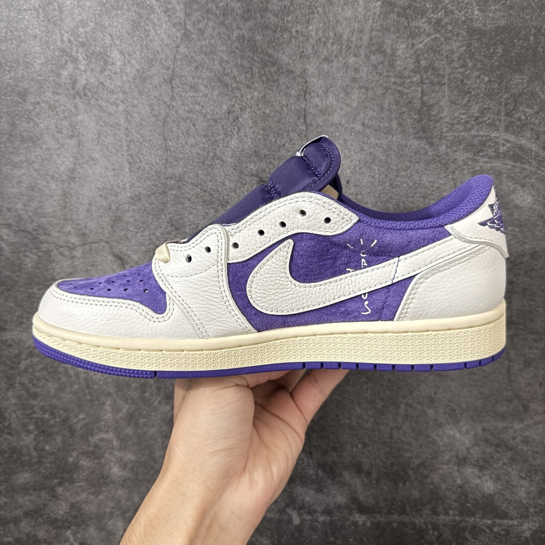 图片[2]-【纯原KZ版】Travis Scott x Air Jordan AJ1 Low OG SP TS联名倒钩低帮 白紫倒钩定制款 DM7866-117 知名大厂出品 纯原高版本 产品品控稳定性领先行业 各方面均可对飙市面通货版 SZ原厂全套原楦原纸板冲刀磨具开发 原厂皮料加持 原厂港宝加持定型后跟R度完美 同源原厂电绣 鬼脸飞翼针数密度立体效果一致 百分百一致原鞋 原厂拉帮工艺 针距密度一致 后跟弧度收口自然不对折 极致一眼正品既视感 进口玻璃冲刀皮料裁剪零毛边 全鞋电脑针车工艺 品控清洁度最高QC检验标准 免检产品 原厂订购鞋盒、鞋标、防尘纸、鞋撑、鞋带 追求极致的原厂味道！ 尺码：36-47.5-选品中心