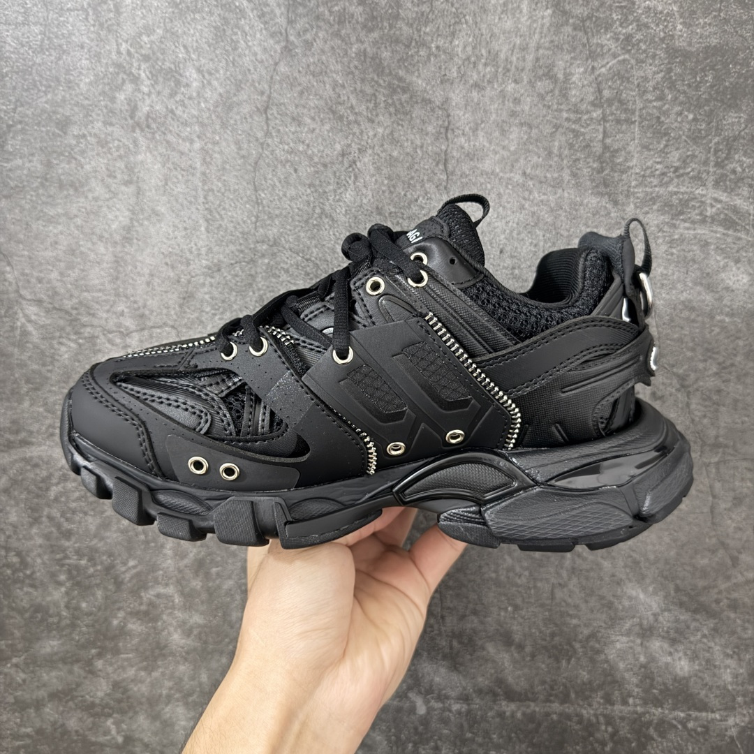 图片[2]-【OK纯原版】BALENCIAGA Track 巴黎世家三代复古老爹鞋 黑色拉链扣 暗黑机能风穿搭，全黑鞋身，鞋面装饰拉链和金属环扣，酷飒气场。 该款鞋采用网眼布和尼龙制成 不含皮革 在原有鞋面上增加了拉链和金属环和金属扣，鞋舌饰有Track.2橡胶品牌标识 外侧饰有橡胶品牌标识 泡沫后帮压印品牌标识 外底正面压印BB标识 由176块饰片拼接而成的铰接式鞋面 侧面配金属质感网眼布 内面配有额外金属光泽饰件 包含1副鞋带和1副备用鞋带 后帮配有拉环鞋提 动态鞋底设计 为双脚带来后续的助力 尺码：35 36 37 38 39 40 41 42 43 44 45 46-选品中心