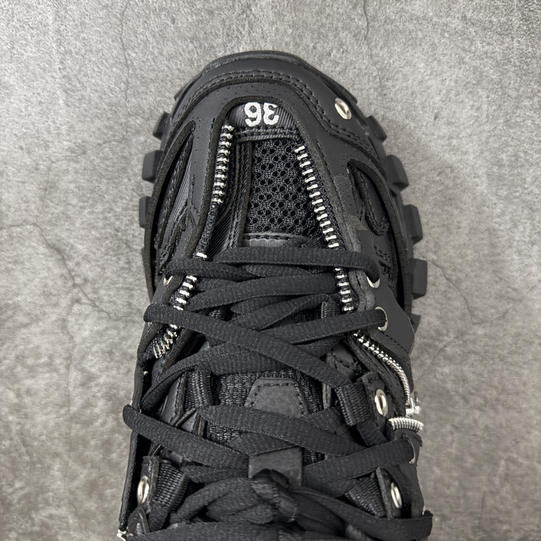图片[5]-【OK纯原版】BALENCIAGA Track 巴黎世家三代复古老爹鞋 黑色拉链扣 暗黑机能风穿搭，全黑鞋身，鞋面装饰拉链和金属环扣，酷飒气场。 该款鞋采用网眼布和尼龙制成 不含皮革 在原有鞋面上增加了拉链和金属环和金属扣，鞋舌饰有Track.2橡胶品牌标识 外侧饰有橡胶品牌标识 泡沫后帮压印品牌标识 外底正面压印BB标识 由176块饰片拼接而成的铰接式鞋面 侧面配金属质感网眼布 内面配有额外金属光泽饰件 包含1副鞋带和1副备用鞋带 后帮配有拉环鞋提 动态鞋底设计 为双脚带来后续的助力 尺码：35 36 37 38 39 40 41 42 43 44 45 46-选品中心