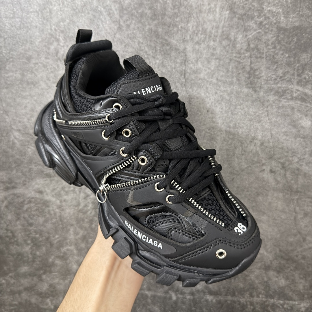 图片[3]-【OK纯原版】BALENCIAGA Track 巴黎世家三代复古老爹鞋 黑色拉链扣 暗黑机能风穿搭，全黑鞋身，鞋面装饰拉链和金属环扣，酷飒气场。 该款鞋采用网眼布和尼龙制成 不含皮革 在原有鞋面上增加了拉链和金属环和金属扣，鞋舌饰有Track.2橡胶品牌标识 外侧饰有橡胶品牌标识 泡沫后帮压印品牌标识 外底正面压印BB标识 由176块饰片拼接而成的铰接式鞋面 侧面配金属质感网眼布 内面配有额外金属光泽饰件 包含1副鞋带和1副备用鞋带 后帮配有拉环鞋提 动态鞋底设计 为双脚带来后续的助力 尺码：35 36 37 38 39 40 41 42 43 44 45 46-选品中心