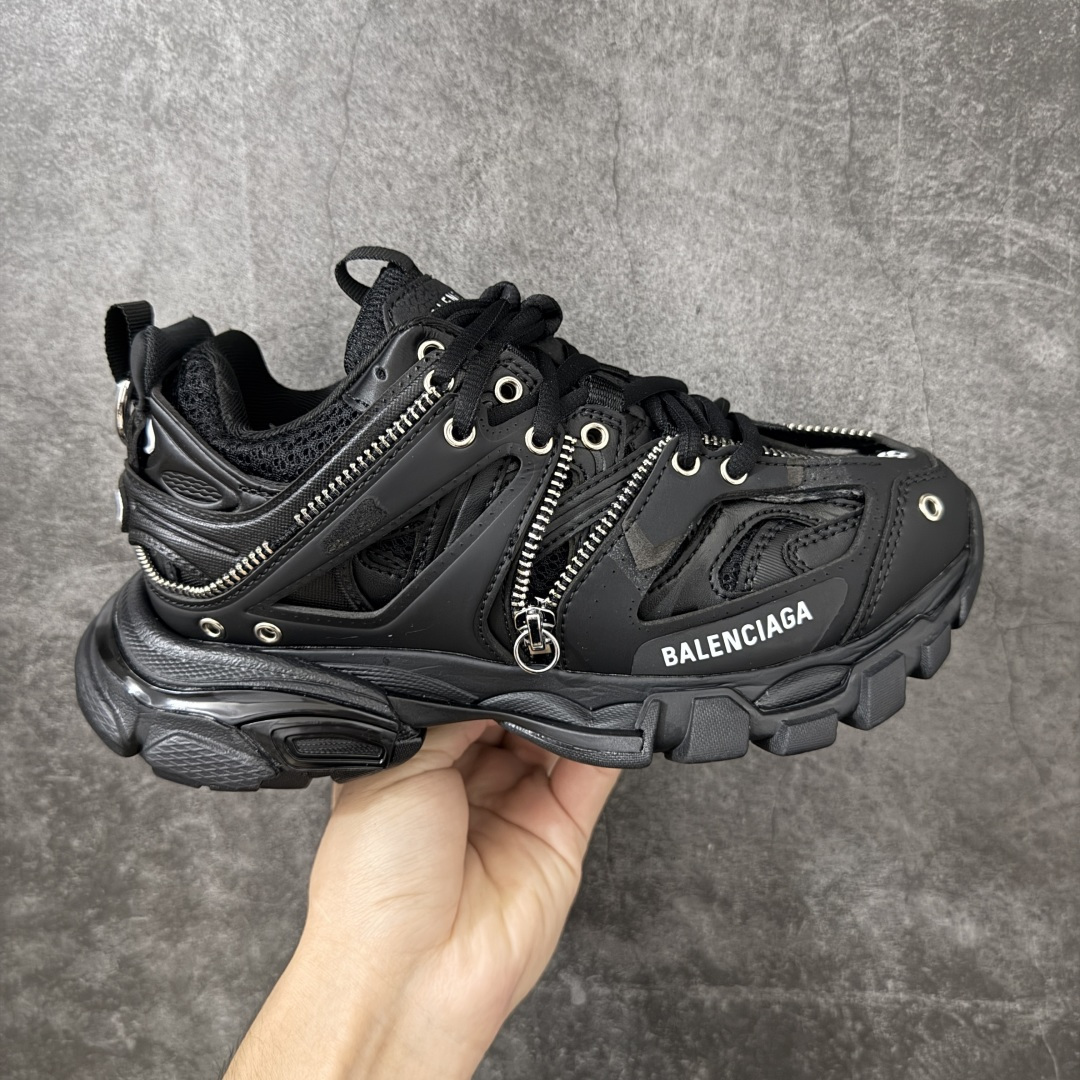 【OK纯原版】BALENCIAGA Track 巴黎世家三代复古老爹鞋 黑色拉链扣 暗黑机能风穿搭，全黑鞋身，鞋面装饰拉链和金属环扣，酷飒气场。 该款鞋采用网眼布和尼龙制成 不含皮革 在原有鞋面上增加了拉链和金属环和金属扣，鞋舌饰有Track.2橡胶品牌标识 外侧饰有橡胶品牌标识 泡沫后帮压印品牌标识 外底正面压印BB标识 由176块饰片拼接而成的铰接式鞋面 侧面配金属质感网眼布 内面配有额外金属光泽饰件 包含1副鞋带和1副备用鞋带 后帮配有拉环鞋提 动态鞋底设计 为双脚带来后续的助力 尺码：35 36 37 38 39 40 41 42 43 44 45 46-选品中心