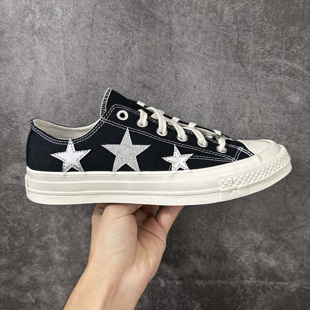 CHUCK 70 X 1970s 舒适运动 高帮 帆布鞋 男女同款 黑白色 A24220C 全新开发 不仅仅为小鞋头 细节 材料 做工 全方位升级 经典永不过时 十年老厂出品 平台正品订单 超稳定的品控清洁度 全套原厂材料配置 原厂硫化工艺 油性扁平尖头 原厂楦头纸板数据 一体化超软蓝底加持 超软EVA鞋垫 后掌灰色缓震胶 脚感一比一还原 耐磨橡胶大底 越南产内外标 原盒黑色吊牌 超高清洁度 随意冲正 如有更好白送 尺码：35 36 36.5 37 37.5 38 39 39.5 40 41 41.5 42 42.5 43 44-选品中心