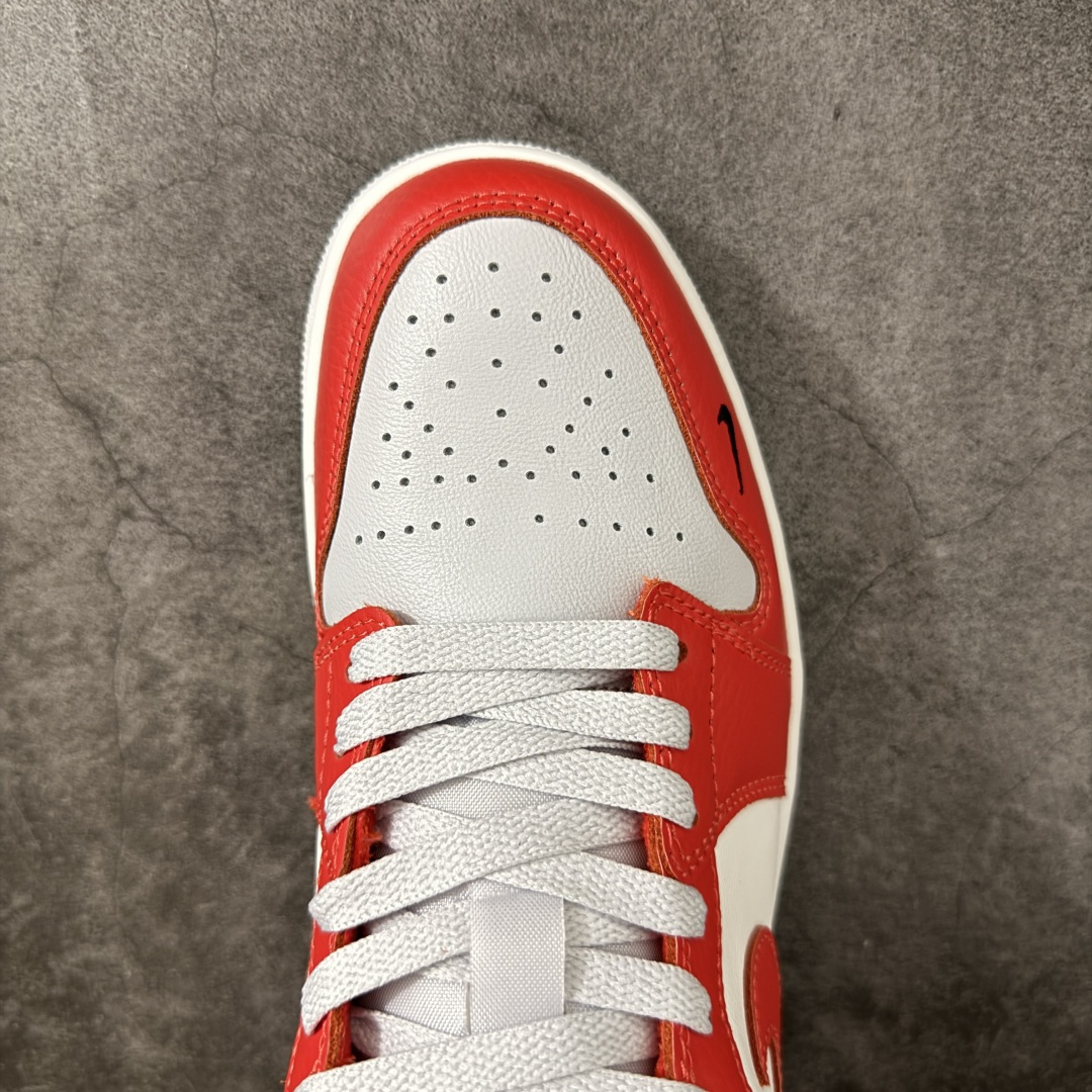图片[5]-【DT纯原】Air Jordan Low AJ1 乔1红白色 低帮文化休闲运动板鞋 II9813-600  市面中低帮最具代表性版本没有之一 口碑大厂出品 品控大底版型不断改良更新 全套原纸板楦头开发 确保原汁原味 完美呈现版型 完美零毛边处理 原厂内置全掌气垫 价格定位良心 平台专用代工流水线出品 一眼公司既视感 拿到手的一瞬间就与众不同 碾压市面所有版本 全部原鞋开发 每一个配色都会采购原鞋确认细节 打破市面看图做货无好货之说 尺码：35.5-46-选品中心