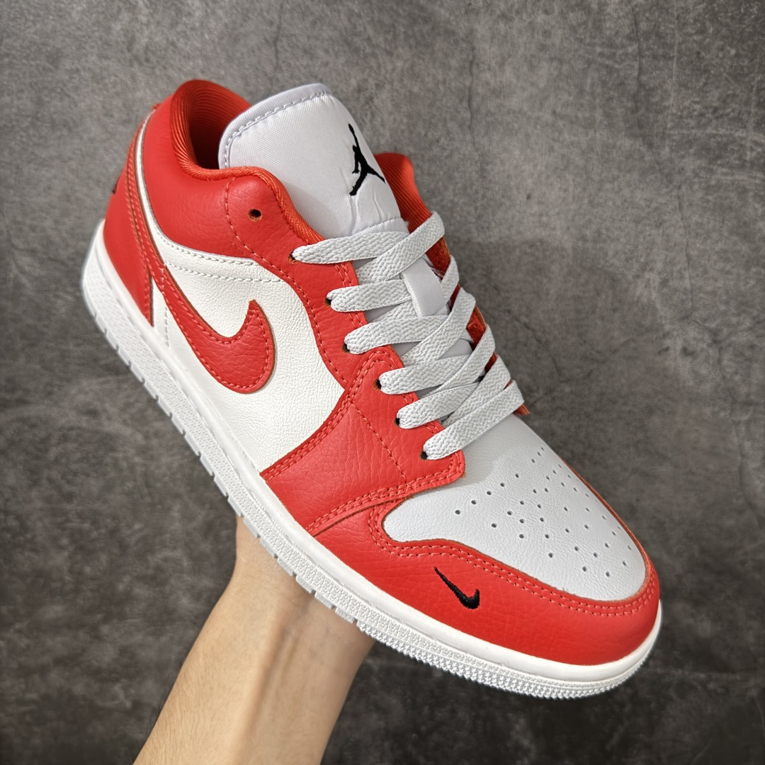 图片[3]-【DT纯原】Air Jordan Low AJ1 乔1红白色 低帮文化休闲运动板鞋 II9813-600  市面中低帮最具代表性版本没有之一 口碑大厂出品 品控大底版型不断改良更新 全套原纸板楦头开发 确保原汁原味 完美呈现版型 完美零毛边处理 原厂内置全掌气垫 价格定位良心 平台专用代工流水线出品 一眼公司既视感 拿到手的一瞬间就与众不同 碾压市面所有版本 全部原鞋开发 每一个配色都会采购原鞋确认细节 打破市面看图做货无好货之说 尺码：35.5-46-选品中心
