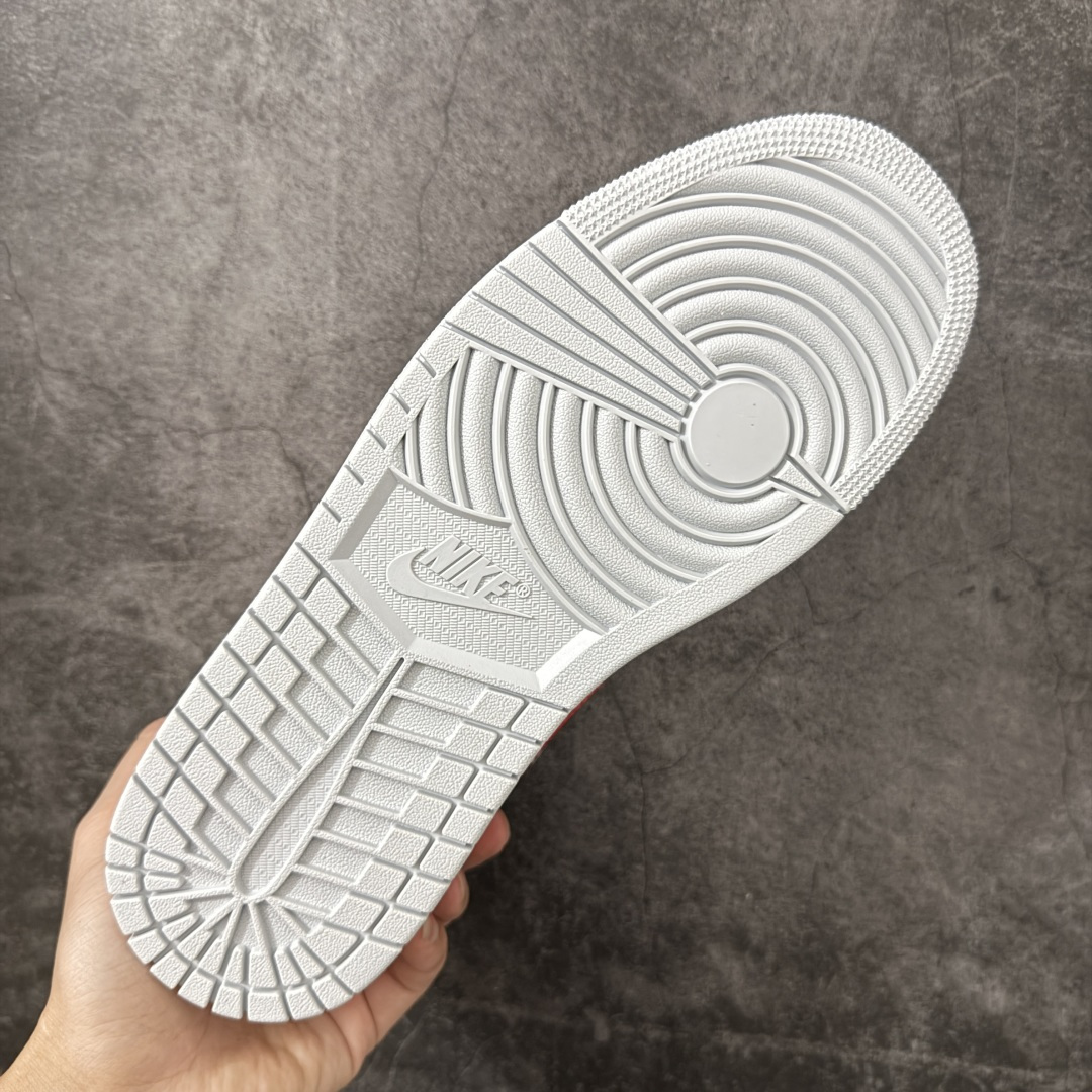 图片[9]-【DT纯原】Air Jordan Low AJ1 乔1红白色 低帮文化休闲运动板鞋 II9813-600  市面中低帮最具代表性版本没有之一 口碑大厂出品 品控大底版型不断改良更新 全套原纸板楦头开发 确保原汁原味 完美呈现版型 完美零毛边处理 原厂内置全掌气垫 价格定位良心 平台专用代工流水线出品 一眼公司既视感 拿到手的一瞬间就与众不同 碾压市面所有版本 全部原鞋开发 每一个配色都会采购原鞋确认细节 打破市面看图做货无好货之说 尺码：35.5-46-选品中心