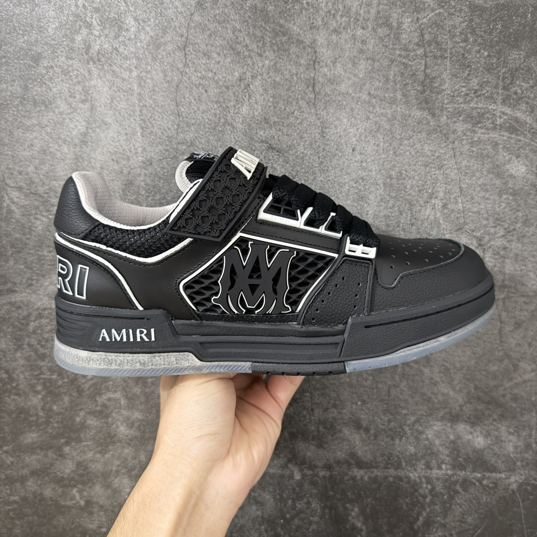 【莞顶套盒版】AMIRI 埃米尔Ma Skyline 牛皮革 复古篮球风格 圆头魔术贴 低帮板鞋 原鞋复刻开发，头层牛皮材质 潮男鞋柜不能错过的轻奢板鞋，复刻经典篮球鞋轮廓，街头氛围感直接拉满。 荔枝纹皮革拼接透气网布，层次质感在线，鞋身立体MA浮雕标识辨识度十足，魔术贴绑带强化潮流属性。复古厚底版型，优化身材比例， 不挑穿搭风格，工装、休闲、街头风都能轻松驾驭，日常通勤、外出出街都适配。男生上脚格调拉满，轻松打造属于自己的潮流 尺码：40-45没半码-选品中心