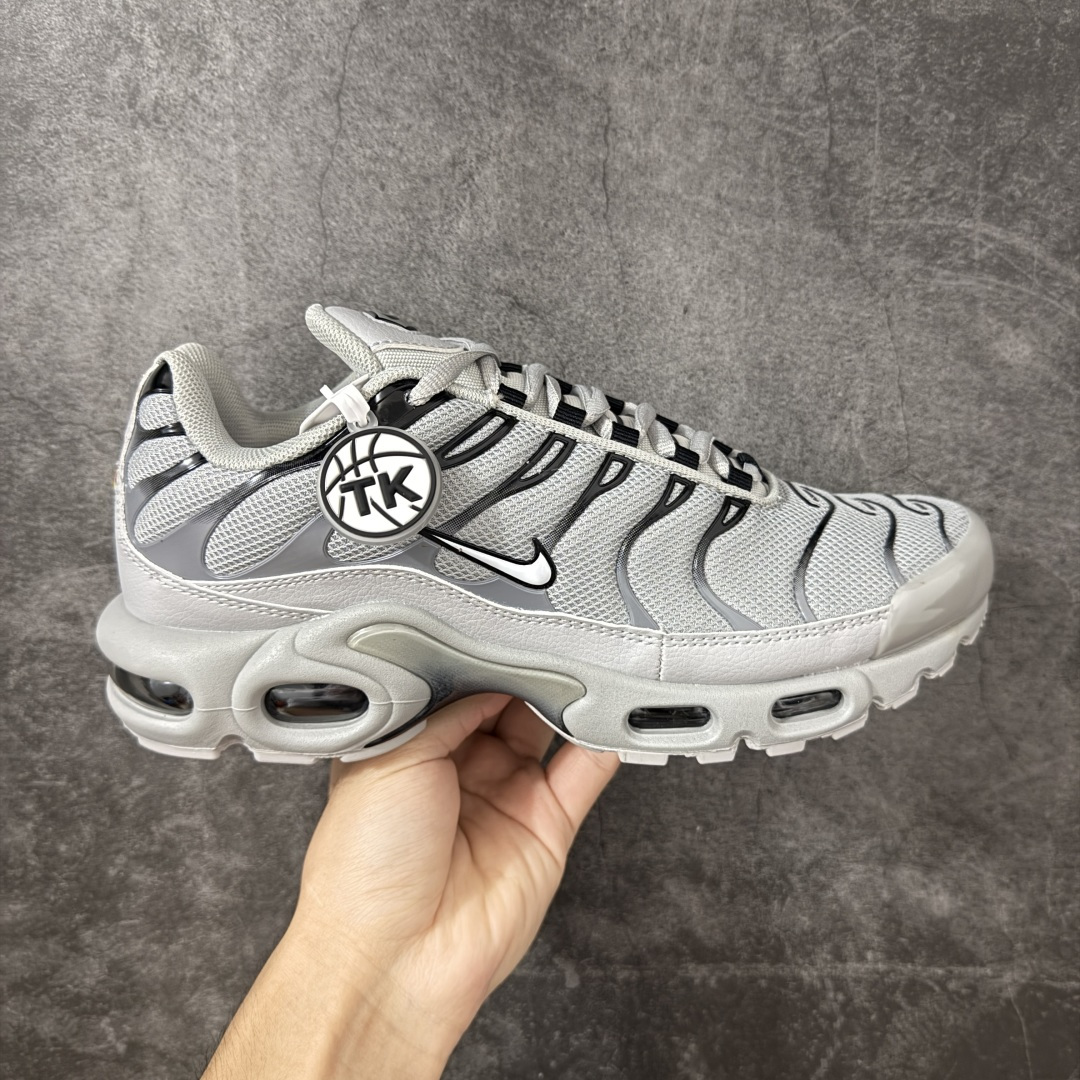 【TK纯原版】Nike Air Max Plus TN x Supreme 联名气垫系列跑鞋 852630-021 全新一比一高端版本 真正的市场T1品质 更多配色陆续出货 真正的用心研发 一点一点抠出来的 品质 品控细节 随便闭眼对比市场任何版本 全套原纸板楦头开发 完美呈现版型 工艺流程均与原鞋保持一致 Turned Air 中底缓震技术 鞋面弧度与大底弧度一致 鞋头正确TPU材质 鞋面高频TPU材质1.0厚度 原鞋一致层次感 超越公司货的品控标准 多道QC质检 货号： 尺码： 40.5 41 42 42.5 43 44 44.5 45 46 47.5 48.5-选品中心