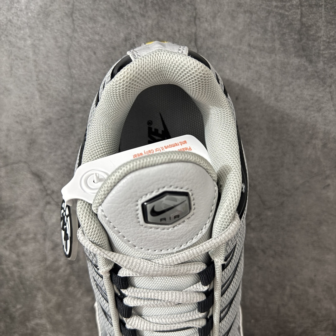 图片[8]-【TK纯原版】Nike Air Max Plus TN x Supreme 联名气垫系列跑鞋 852630-021 全新一比一高端版本 真正的市场T1品质 更多配色陆续出货 真正的用心研发 一点一点抠出来的 品质 品控细节 随便闭眼对比市场任何版本 全套原纸板楦头开发 完美呈现版型 工艺流程均与原鞋保持一致 Turned Air 中底缓震技术 鞋面弧度与大底弧度一致 鞋头正确TPU材质 鞋面高频TPU材质1.0厚度 原鞋一致层次感 超越公司货的品控标准 多道QC质检 货号： 尺码： 40.5 41 42 42.5 43 44 44.5 45 46 47.5 48.5-选品中心