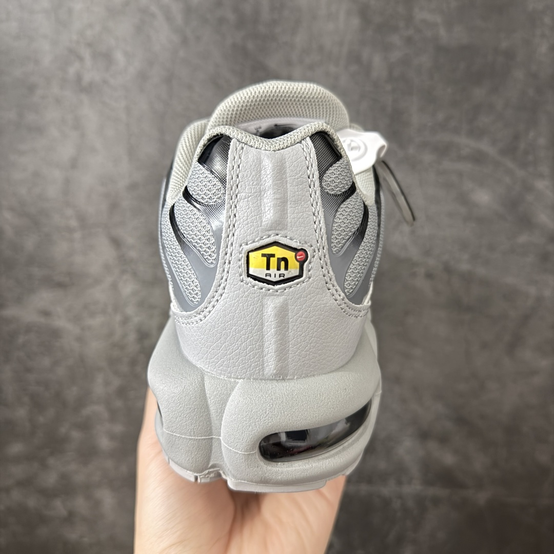 图片[4]-【TK纯原版】Nike Air Max Plus TN x Supreme 联名气垫系列跑鞋 852630-021 全新一比一高端版本 真正的市场T1品质 更多配色陆续出货 真正的用心研发 一点一点抠出来的 品质 品控细节 随便闭眼对比市场任何版本 全套原纸板楦头开发 完美呈现版型 工艺流程均与原鞋保持一致 Turned Air 中底缓震技术 鞋面弧度与大底弧度一致 鞋头正确TPU材质 鞋面高频TPU材质1.0厚度 原鞋一致层次感 超越公司货的品控标准 多道QC质检 货号： 尺码： 40.5 41 42 42.5 43 44 44.5 45 46 47.5 48.5-选品中心