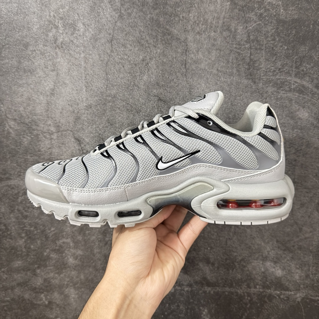 图片[2]-【TK纯原版】Nike Air Max Plus TN x Supreme 联名气垫系列跑鞋 852630-021 全新一比一高端版本 真正的市场T1品质 更多配色陆续出货 真正的用心研发 一点一点抠出来的 品质 品控细节 随便闭眼对比市场任何版本 全套原纸板楦头开发 完美呈现版型 工艺流程均与原鞋保持一致 Turned Air 中底缓震技术 鞋面弧度与大底弧度一致 鞋头正确TPU材质 鞋面高频TPU材质1.0厚度 原鞋一致层次感 超越公司货的品控标准 多道QC质检 货号： 尺码： 40.5 41 42 42.5 43 44 44.5 45 46 47.5 48.5-选品中心