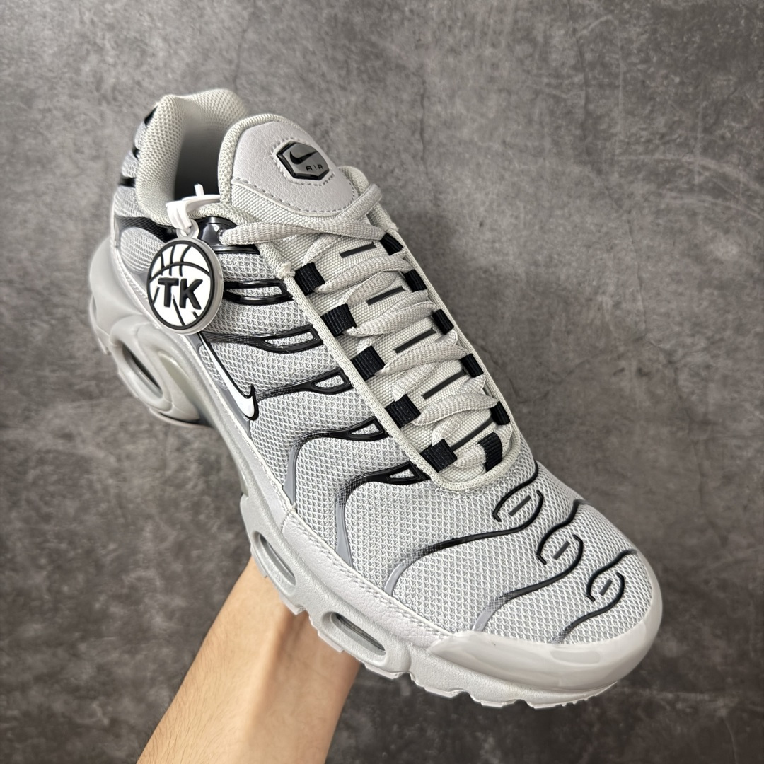 图片[3]-【TK纯原版】Nike Air Max Plus TN x Supreme 联名气垫系列跑鞋 852630-021 全新一比一高端版本 真正的市场T1品质 更多配色陆续出货 真正的用心研发 一点一点抠出来的 品质 品控细节 随便闭眼对比市场任何版本 全套原纸板楦头开发 完美呈现版型 工艺流程均与原鞋保持一致 Turned Air 中底缓震技术 鞋面弧度与大底弧度一致 鞋头正确TPU材质 鞋面高频TPU材质1.0厚度 原鞋一致层次感 超越公司货的品控标准 多道QC质检 货号： 尺码： 40.5 41 42 42.5 43 44 44.5 45 46 47.5 48.5-选品中心